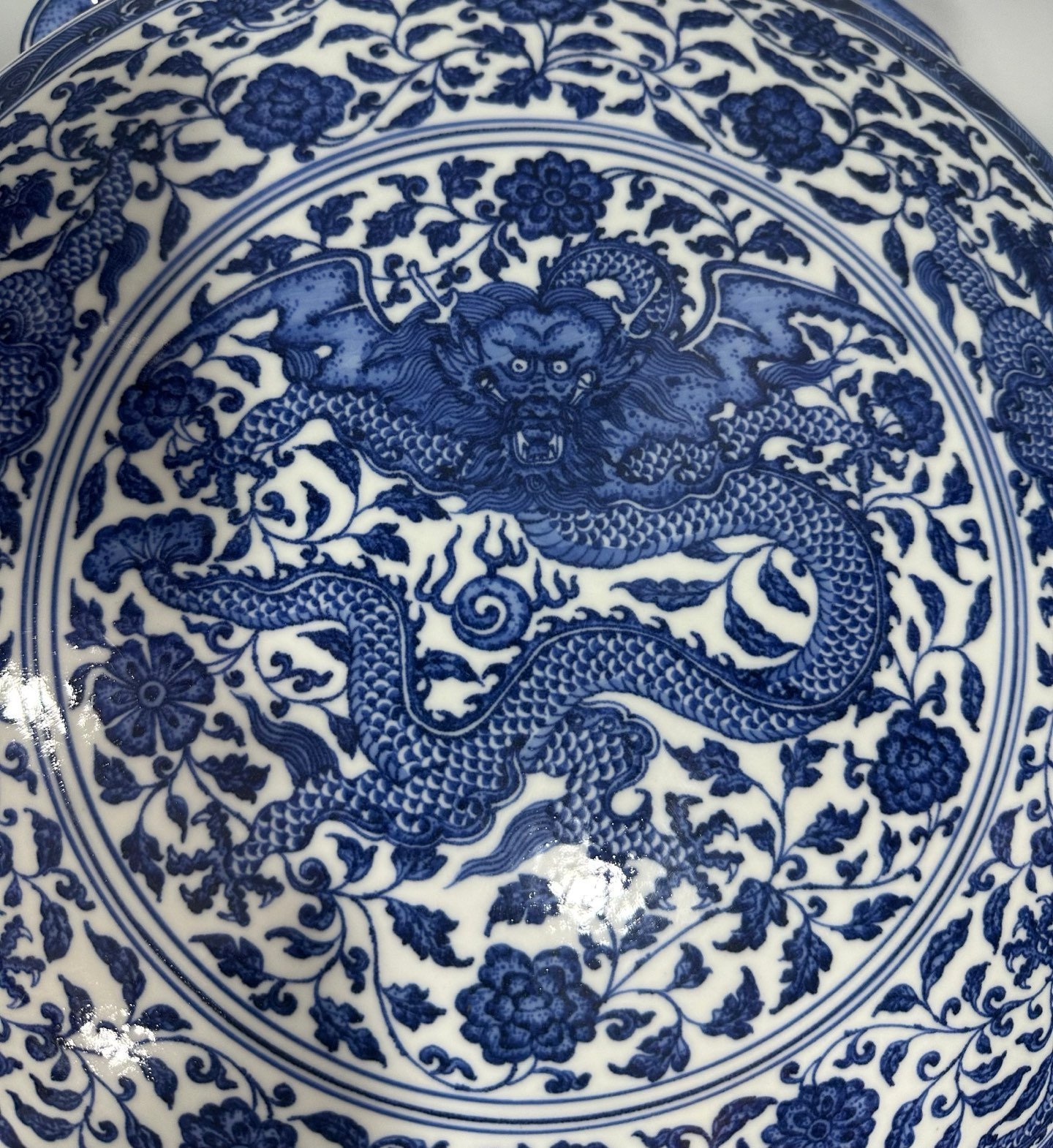 Qing Dynasty Qianlong Blue and white dragon-wrapped peony pattern three-tube moon-holding vase