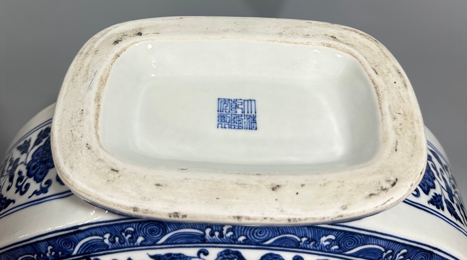 Qing Dynasty Qianlong Blue and white dragon-wrapped peony pattern three-tube moon-holding vase