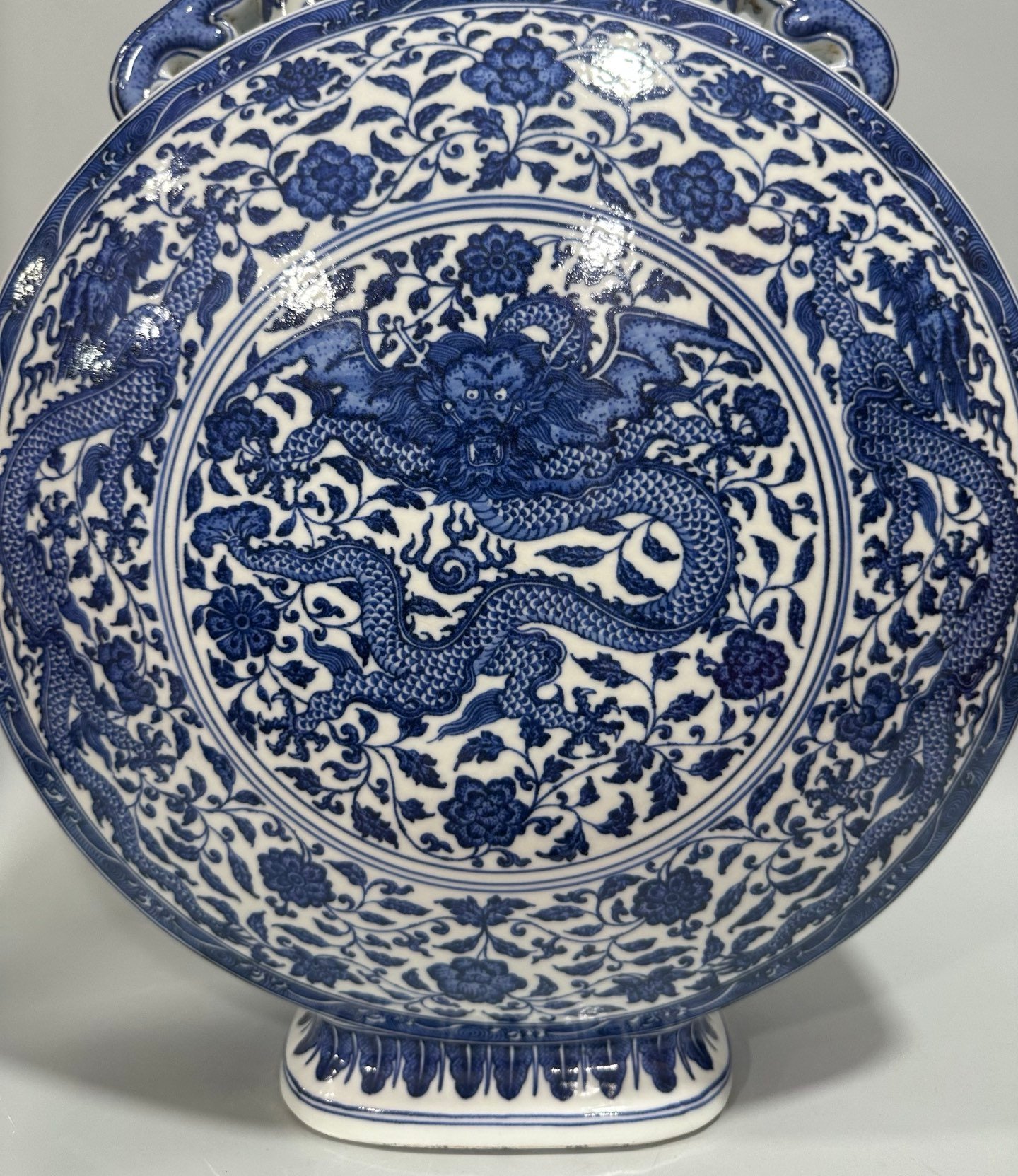 Qing Dynasty Qianlong Blue and white dragon-wrapped peony pattern three-tube moon-holding vase