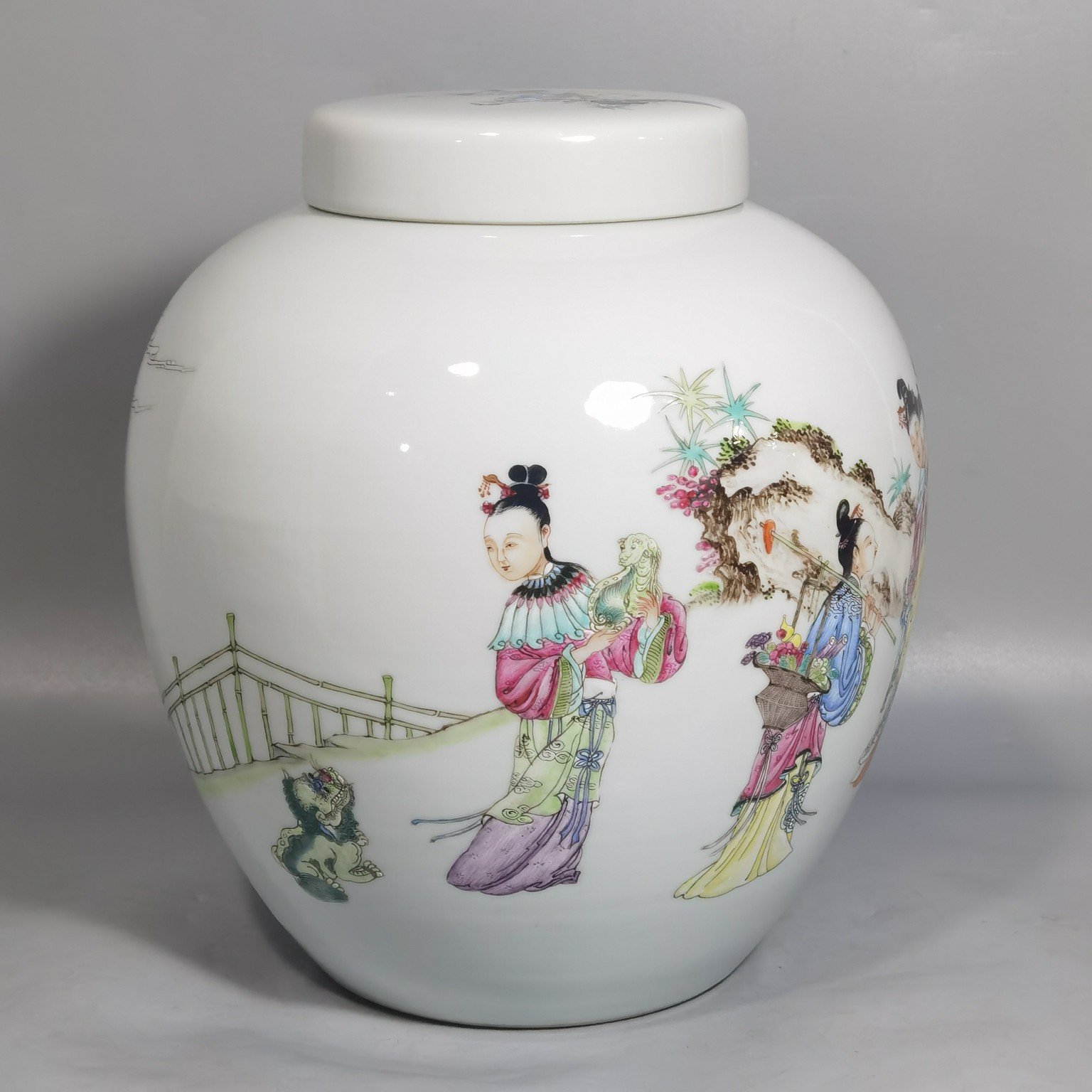 Qing Dynasty Yongzheng pastel jar with story and lid