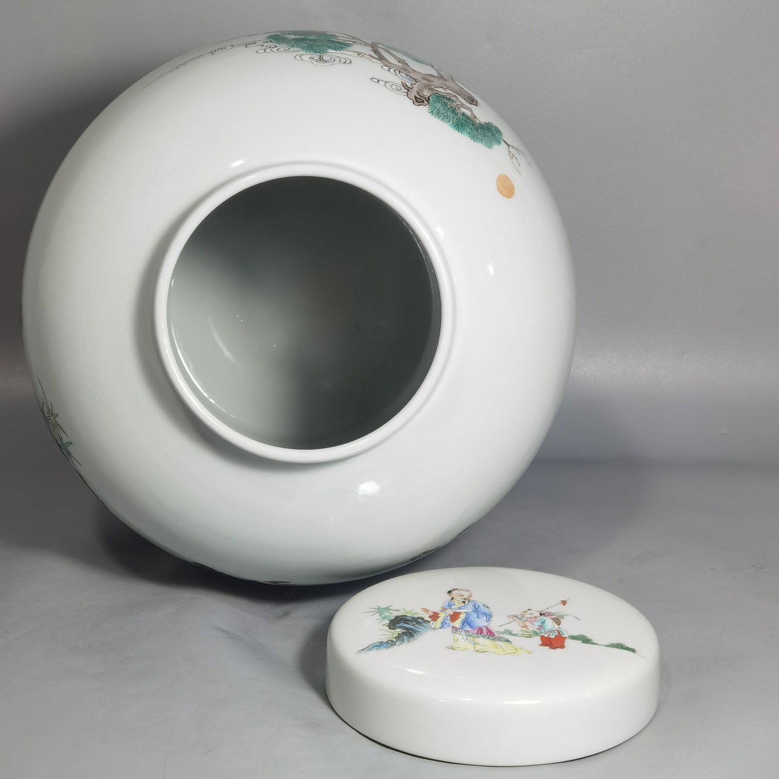 Qing Dynasty Yongzheng pastel jar with story and lid