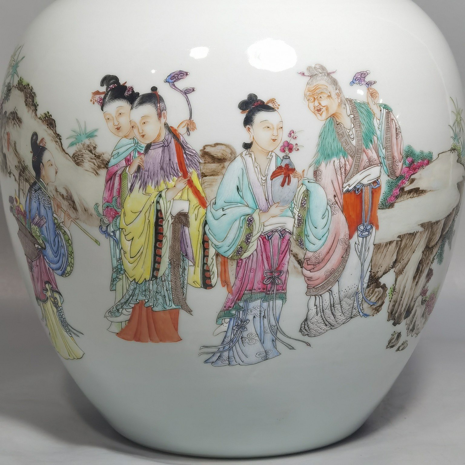 Qing Dynasty Yongzheng pastel jar with story and lid