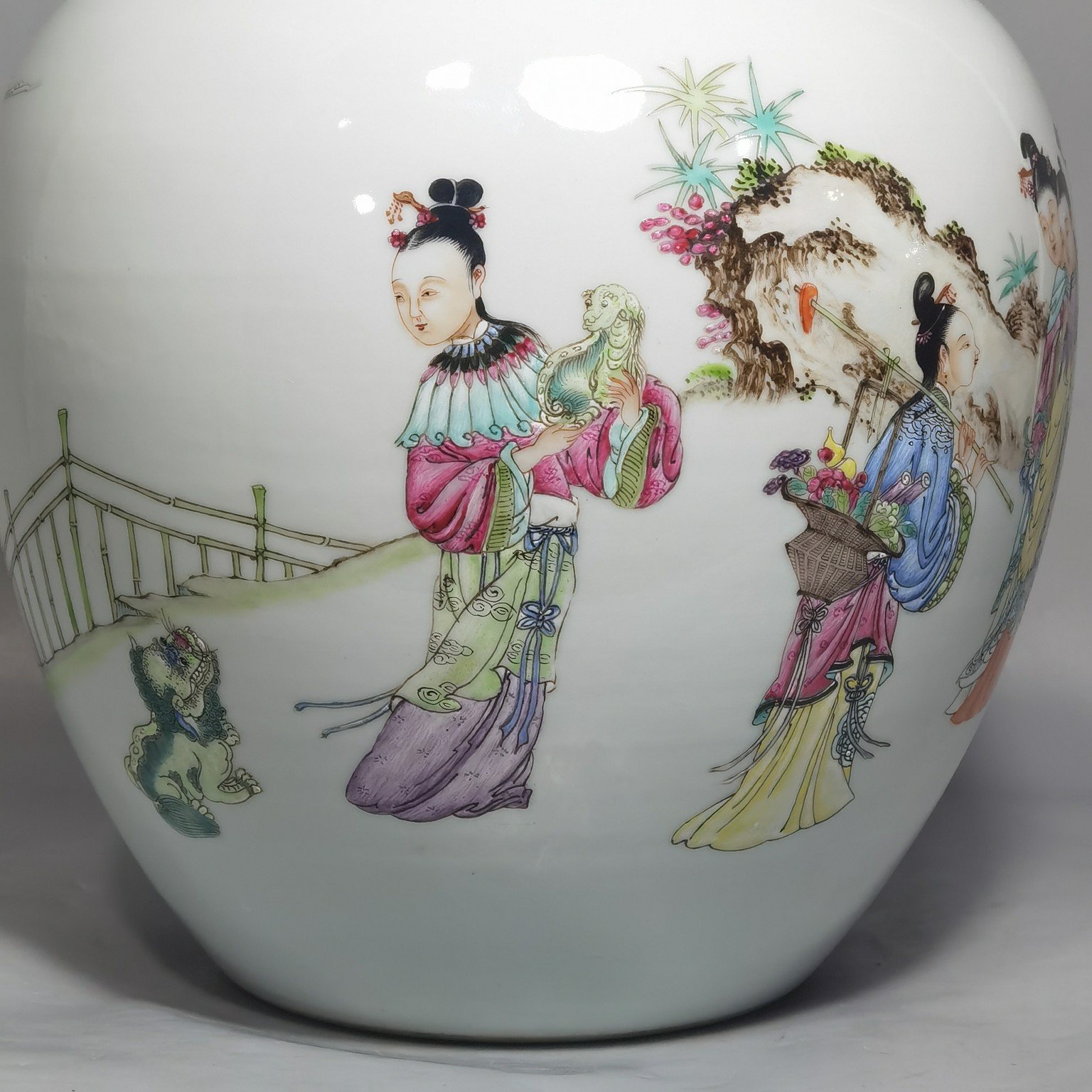 Qing Dynasty Yongzheng pastel jar with story and lid