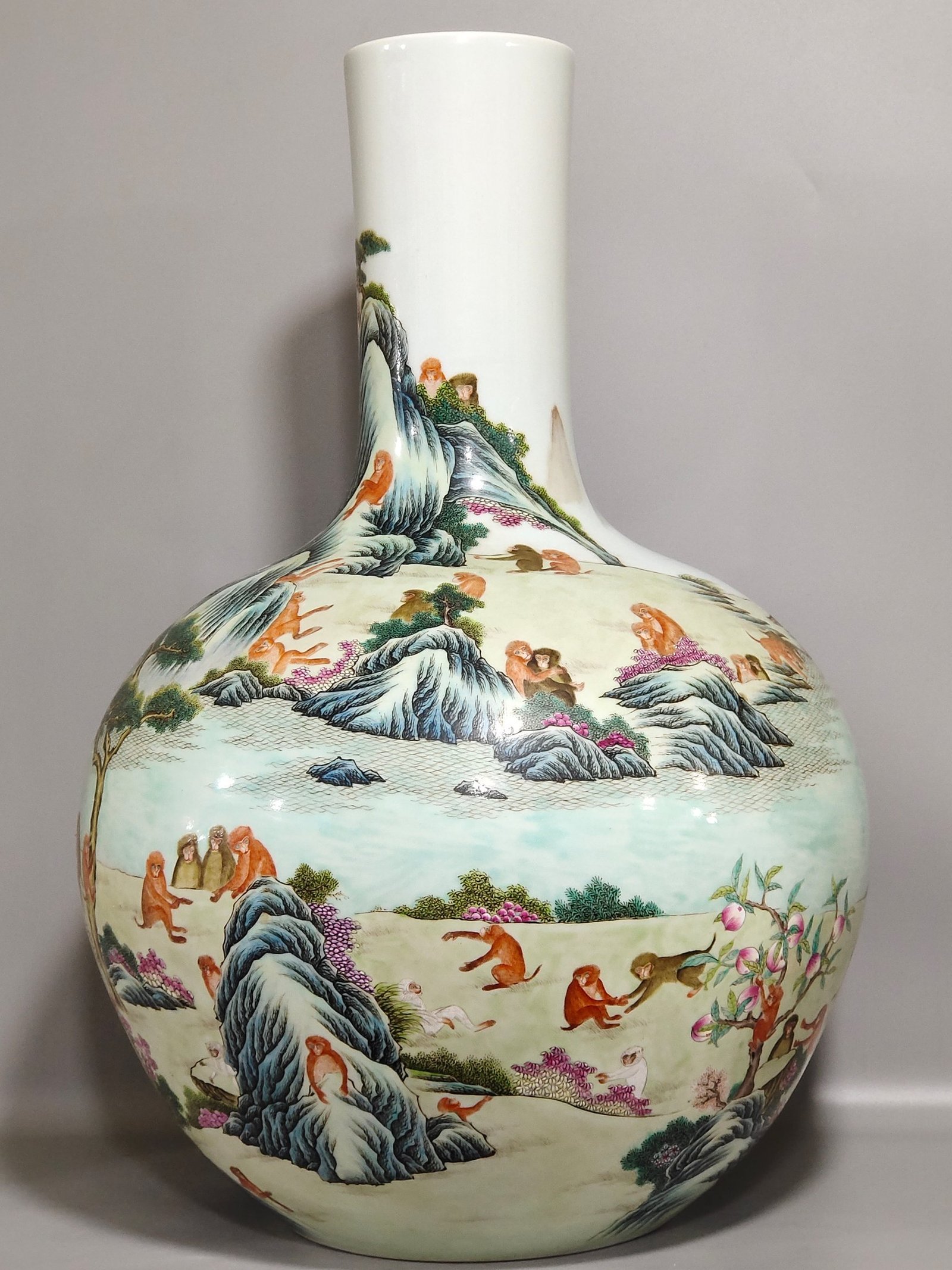 Qing Dynasty Qianlong the Hundred Monkeys Heavenly Sphere Vase