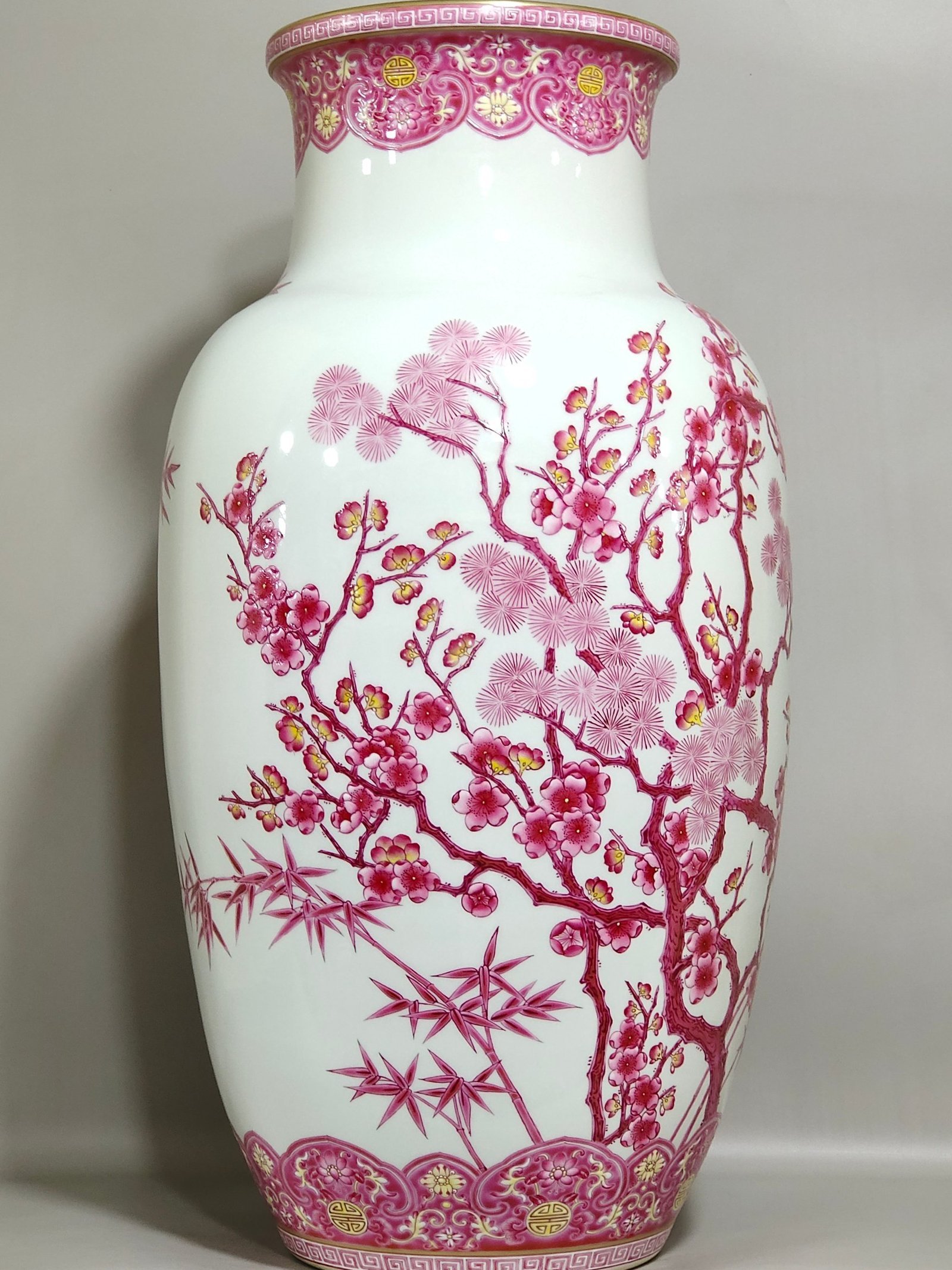 Qing Dynasty Qianlong agate red pine bamboo and plum vase