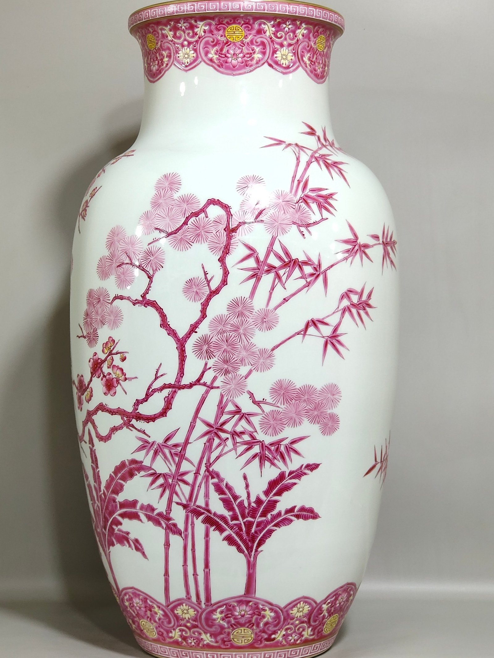 Qing Dynasty Qianlong agate red pine bamboo and plum vase