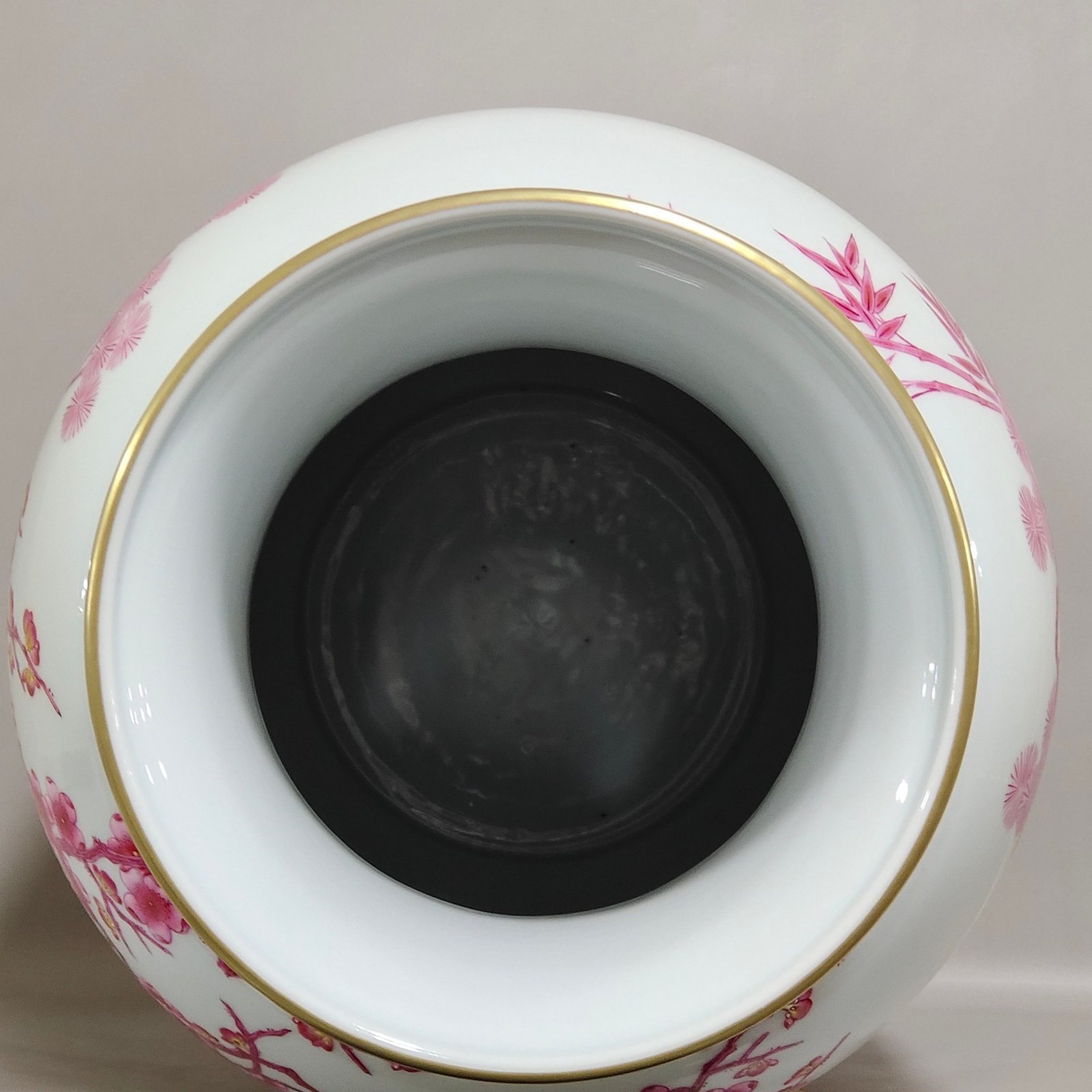 Qing Dynasty Qianlong agate red pine bamboo and plum vase