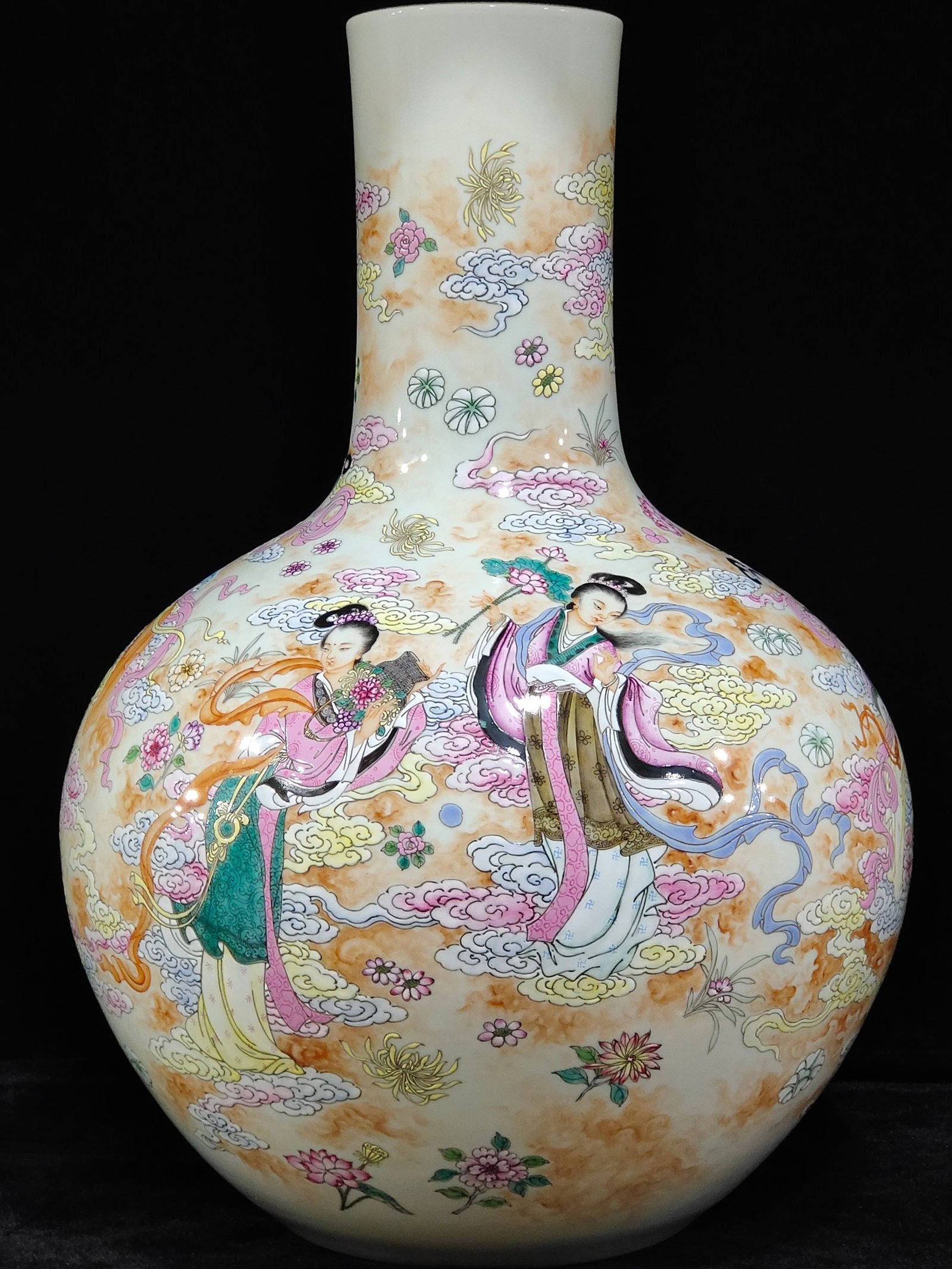 Qing Dynasty Qianlong Seven Fairies Descend to Earth Celestial Ball Vase