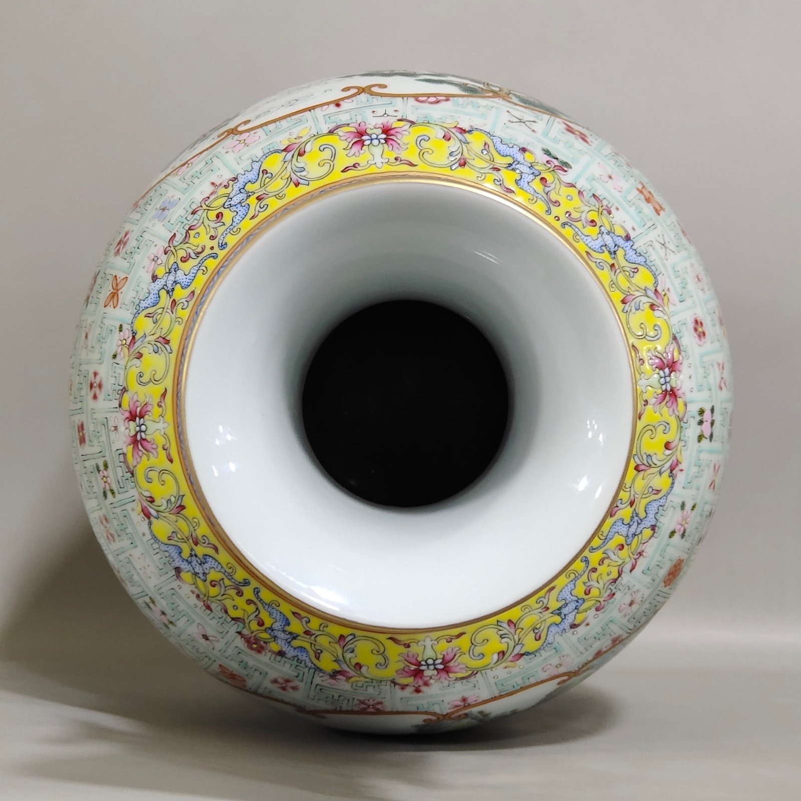 Qing Dynasty Qianlong swastika pattern window figure landscape amphora