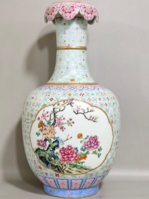 Qing Dynasty Qianlong swastika pattern window flower inverted bottle