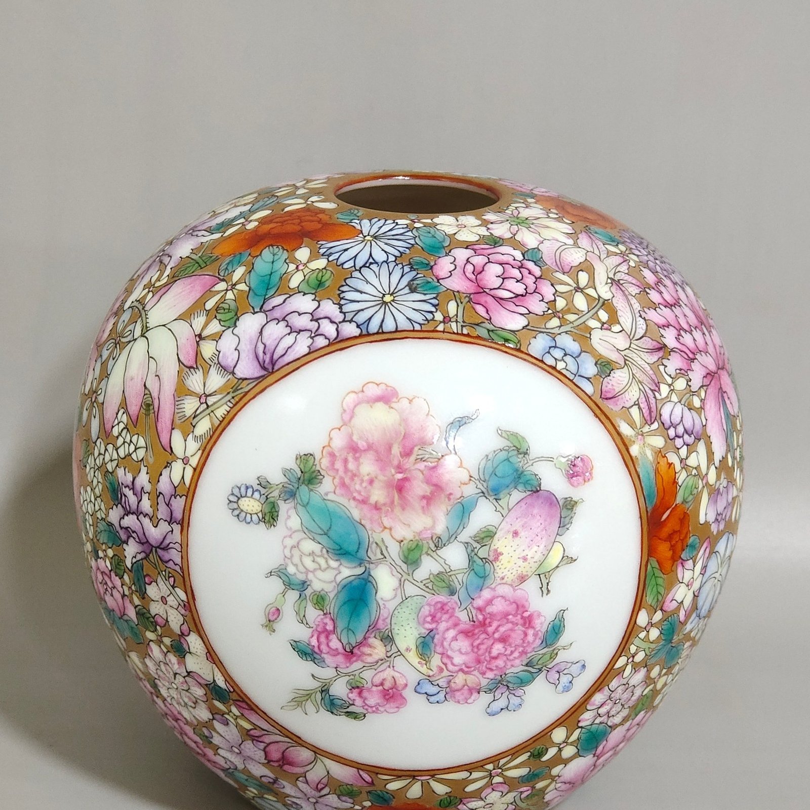 Qing Dynasty Qianlong Wanhua Golden Ground Window Flower Water Bowl