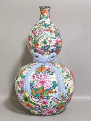 Qing Dynasty Qianlong gourd vase with thousands of flowers and ribbons