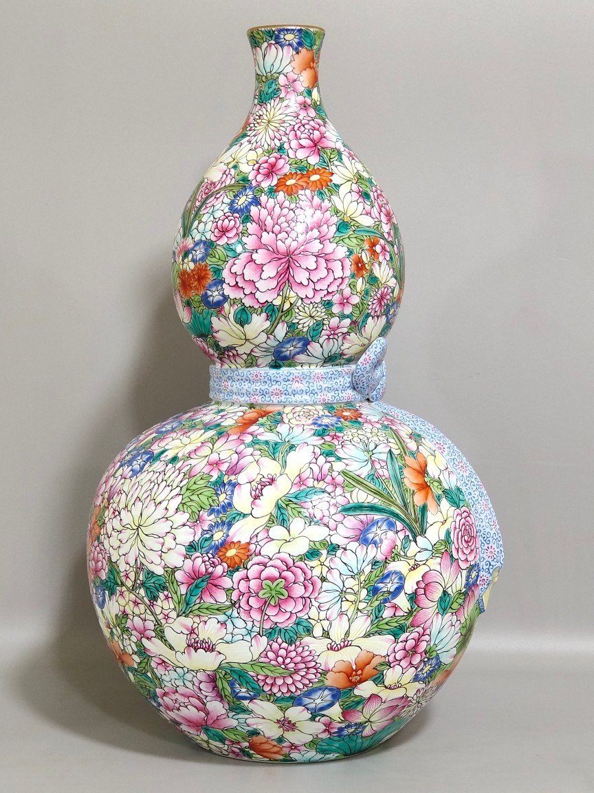 Qing Dynasty Qianlong gourd vase with thousands of flowers and ribbons