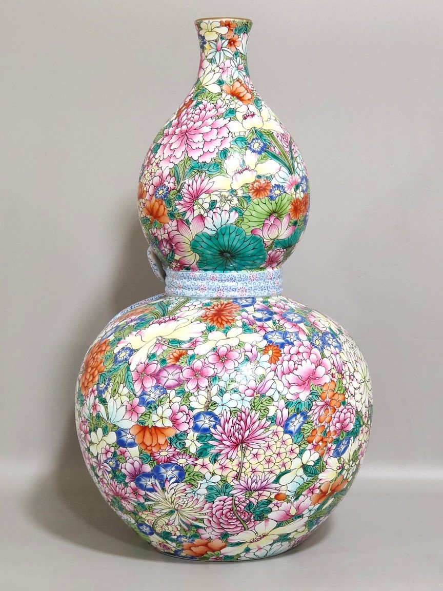Qing Dynasty Qianlong gourd vase with thousands of flowers and ribbons