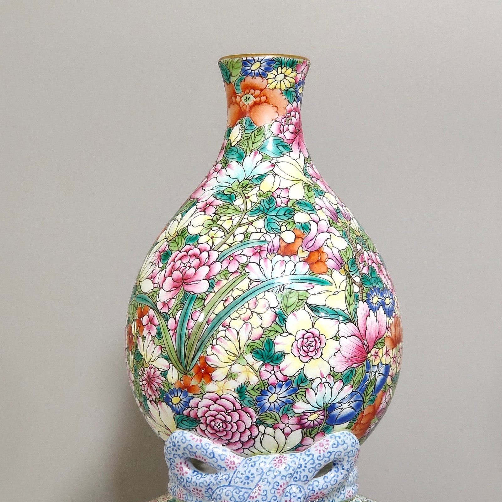 Qing Dynasty Qianlong gourd vase with thousands of flowers and ribbons