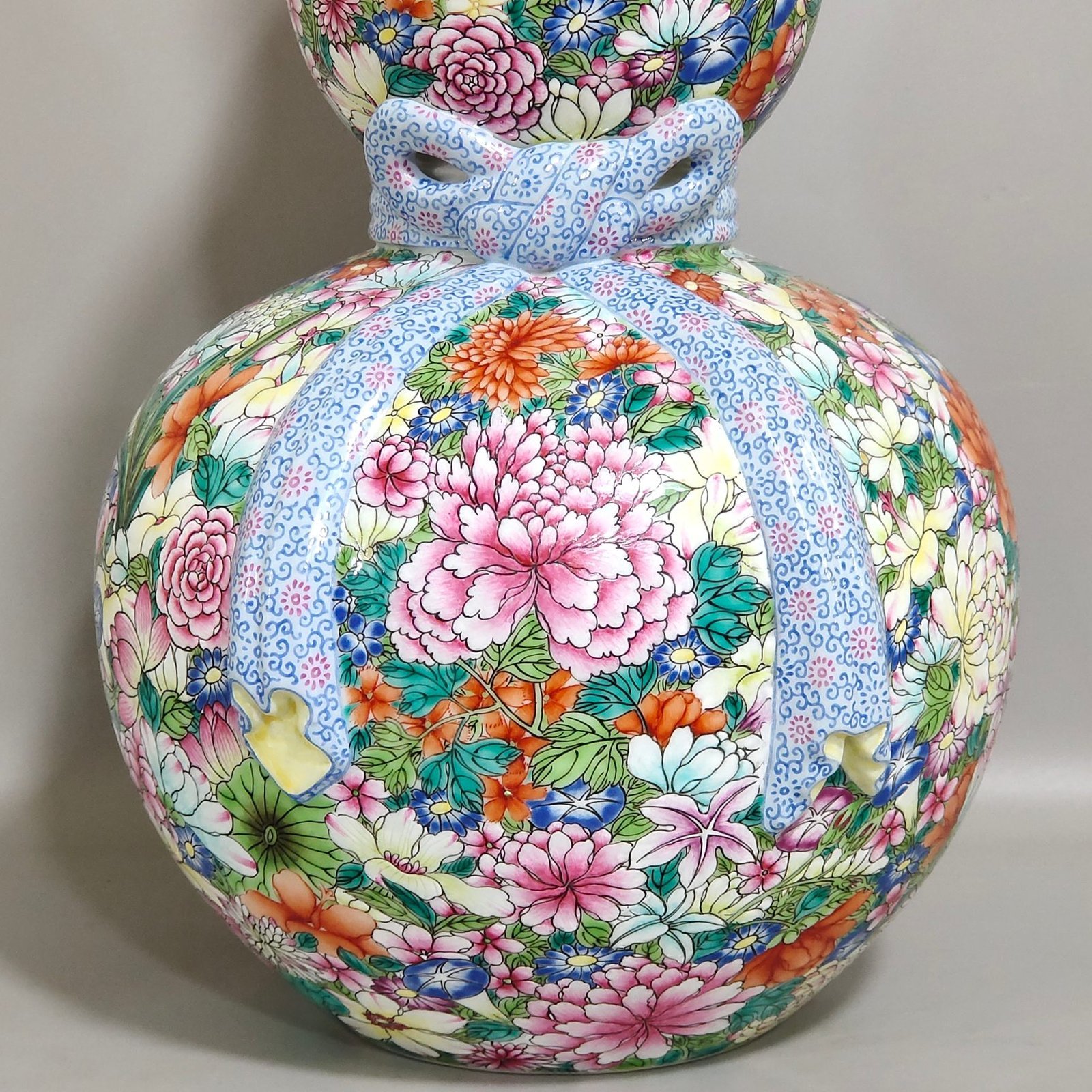 Qing Dynasty Qianlong gourd vase with thousands of flowers and ribbons