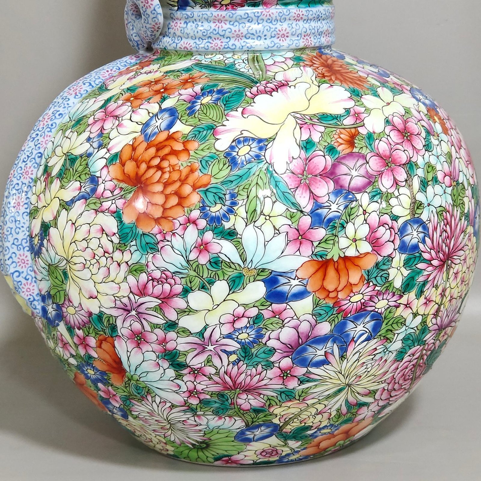 Qing Dynasty Qianlong gourd vase with thousands of flowers and ribbons