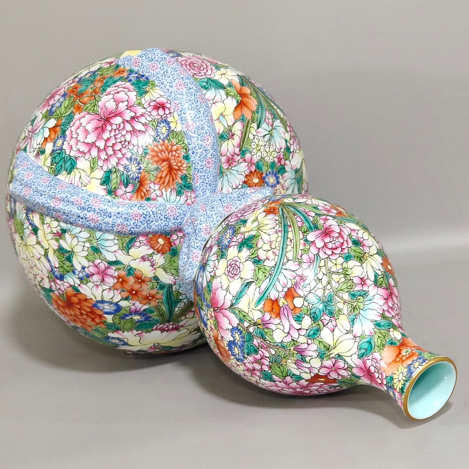 Qing Dynasty Qianlong gourd vase with thousands of flowers and ribbons