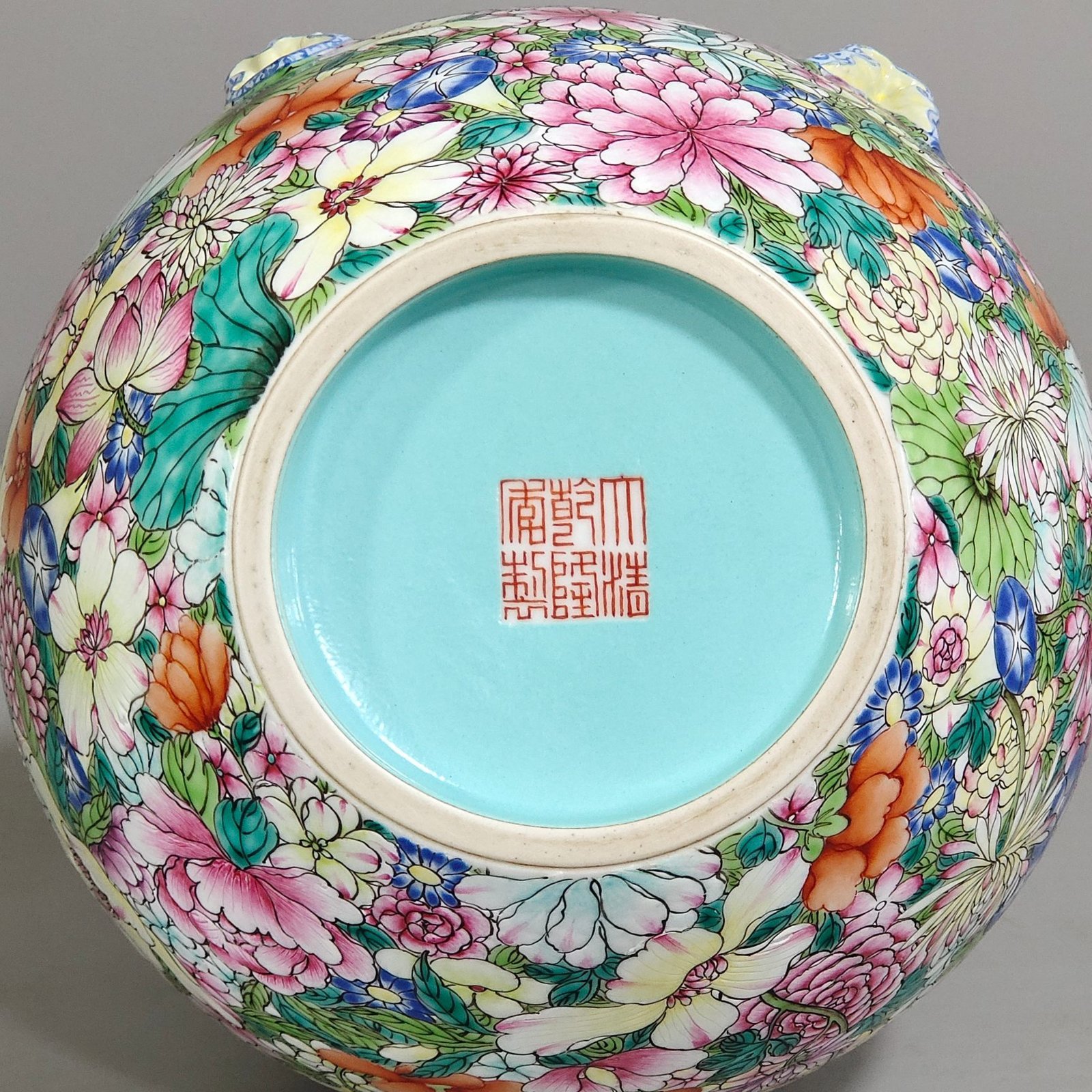 Qing Dynasty Qianlong gourd vase with thousands of flowers and ribbons