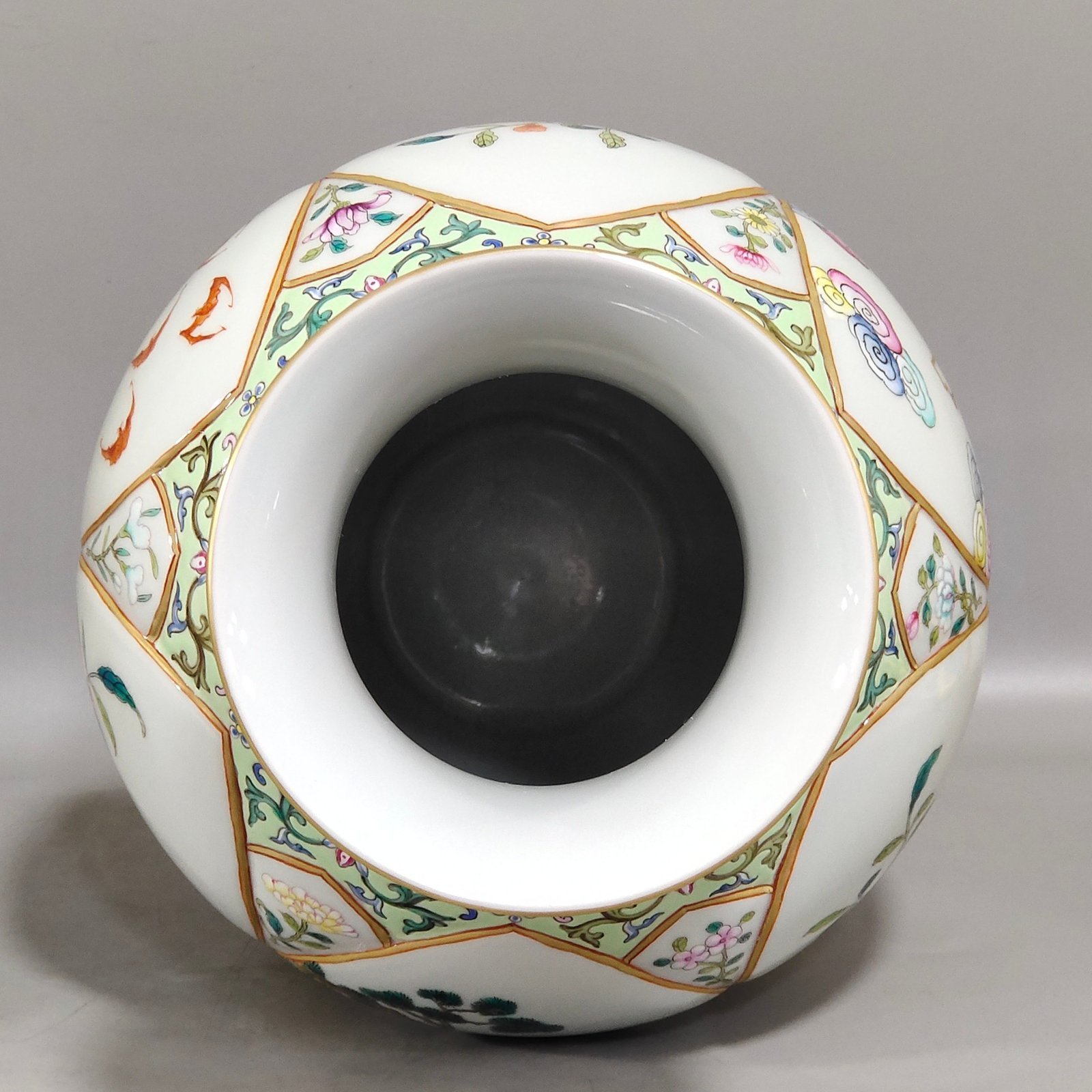 Qing Dynasty Qianlong three-star gift plum vase