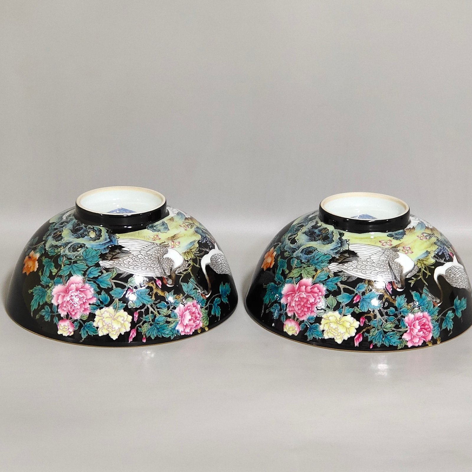 Qing Dynasty Qianlong black gold glazed red-crowned crane and flower poetry bowl