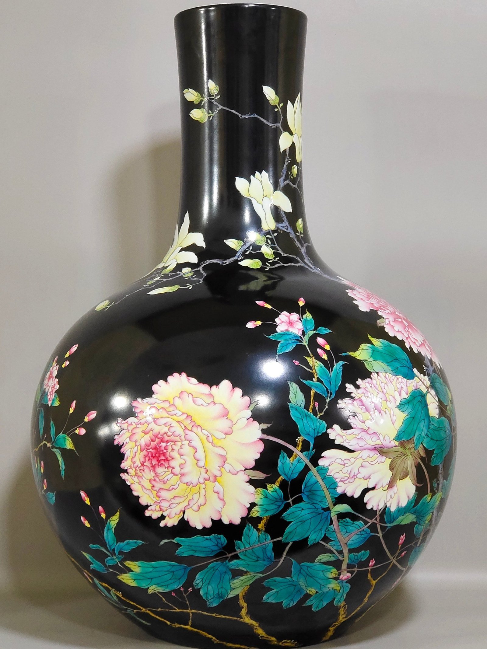 Qing Dynasty Qianlong a black-gold-glazed peony flower blossom vase
