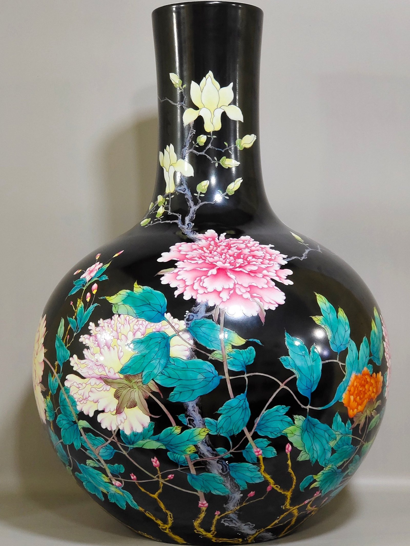 Qing Dynasty Qianlong a black-gold-glazed peony flower blossom vase