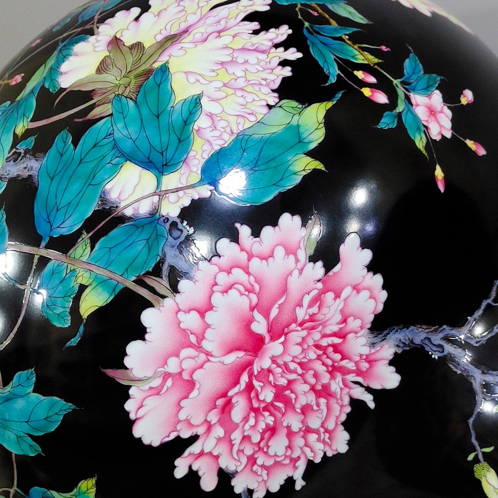 Qing Dynasty Qianlong a black-gold-glazed peony flower blossom vase