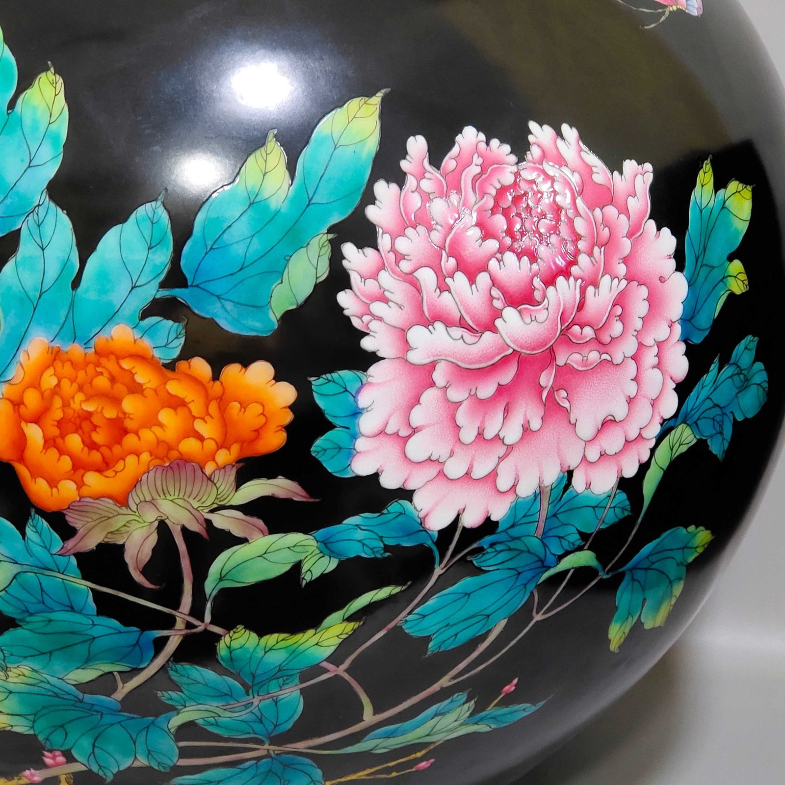 Qing Dynasty Qianlong a black-gold-glazed peony flower blossom vase