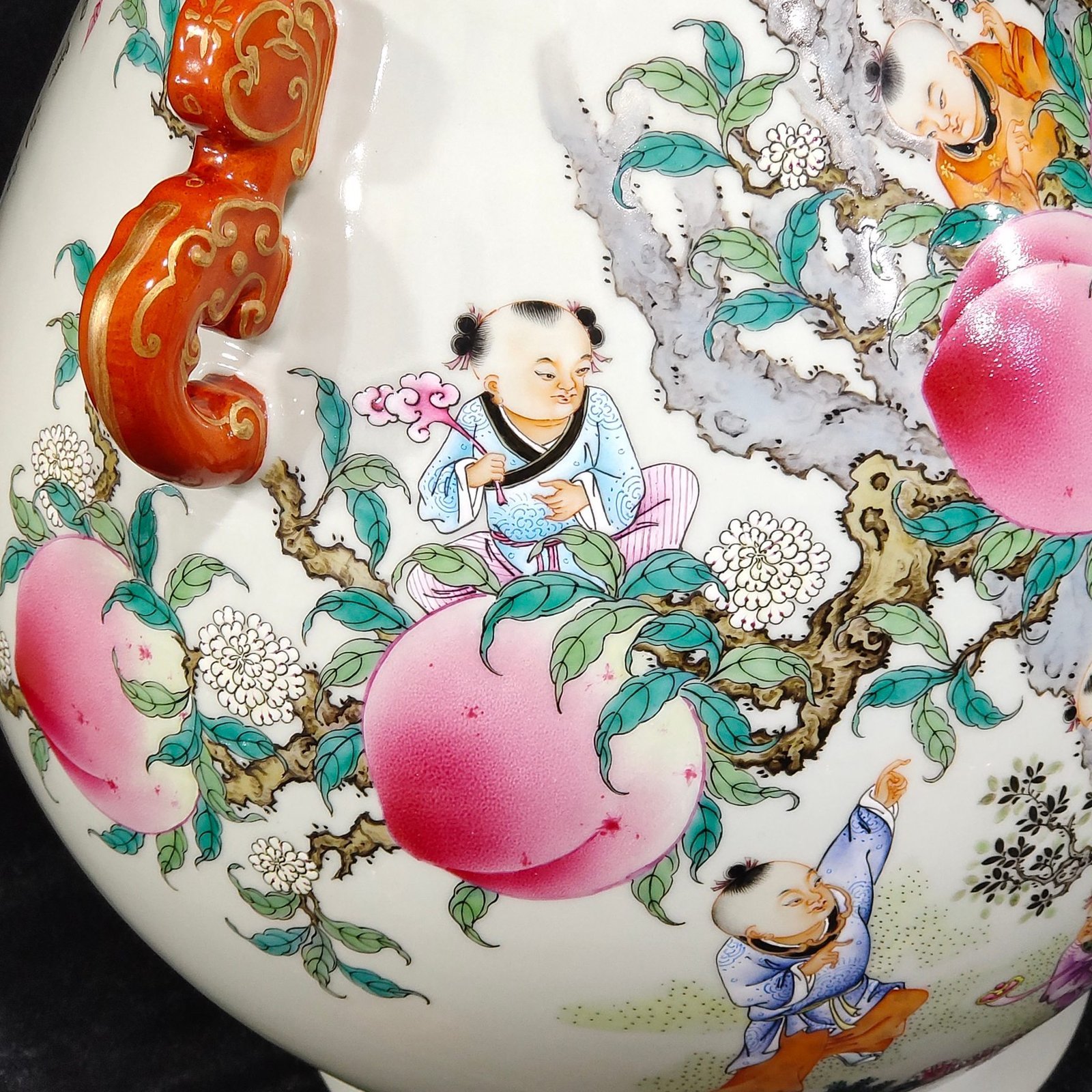 Qing Dynasty Qianlong nine peaches poems about the Buddha bucket