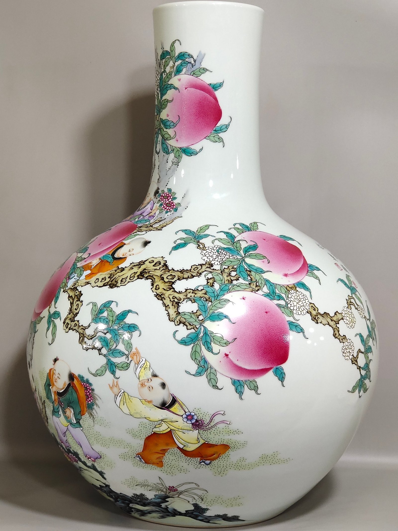 Qing Dynasty Qianlong nine sons nine peach nine peach and nine boys wrote poems on the celestial sphere vase
