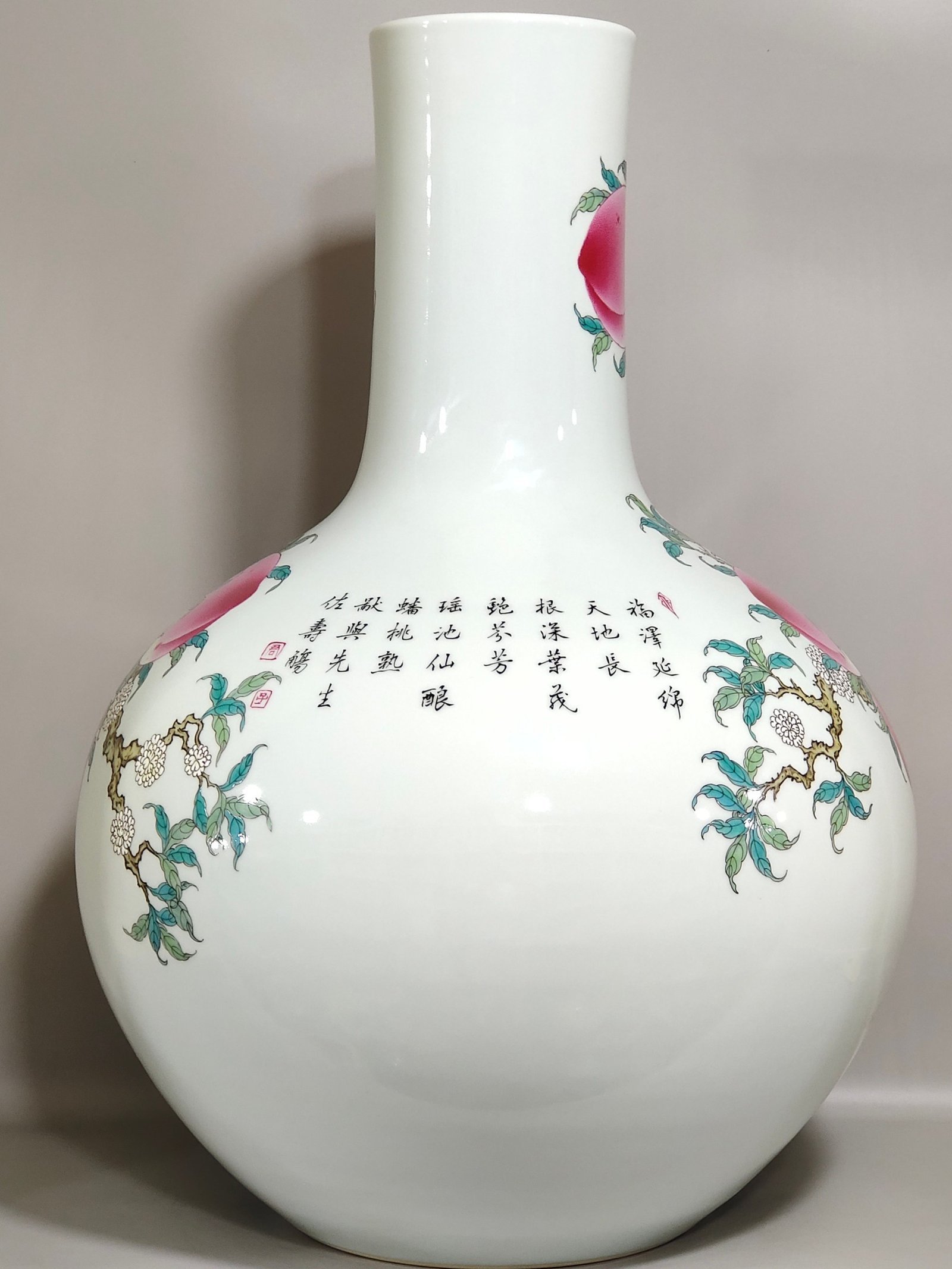 Qing Dynasty Qianlong nine sons nine peach nine peach and nine boys wrote poems on the celestial sphere vase