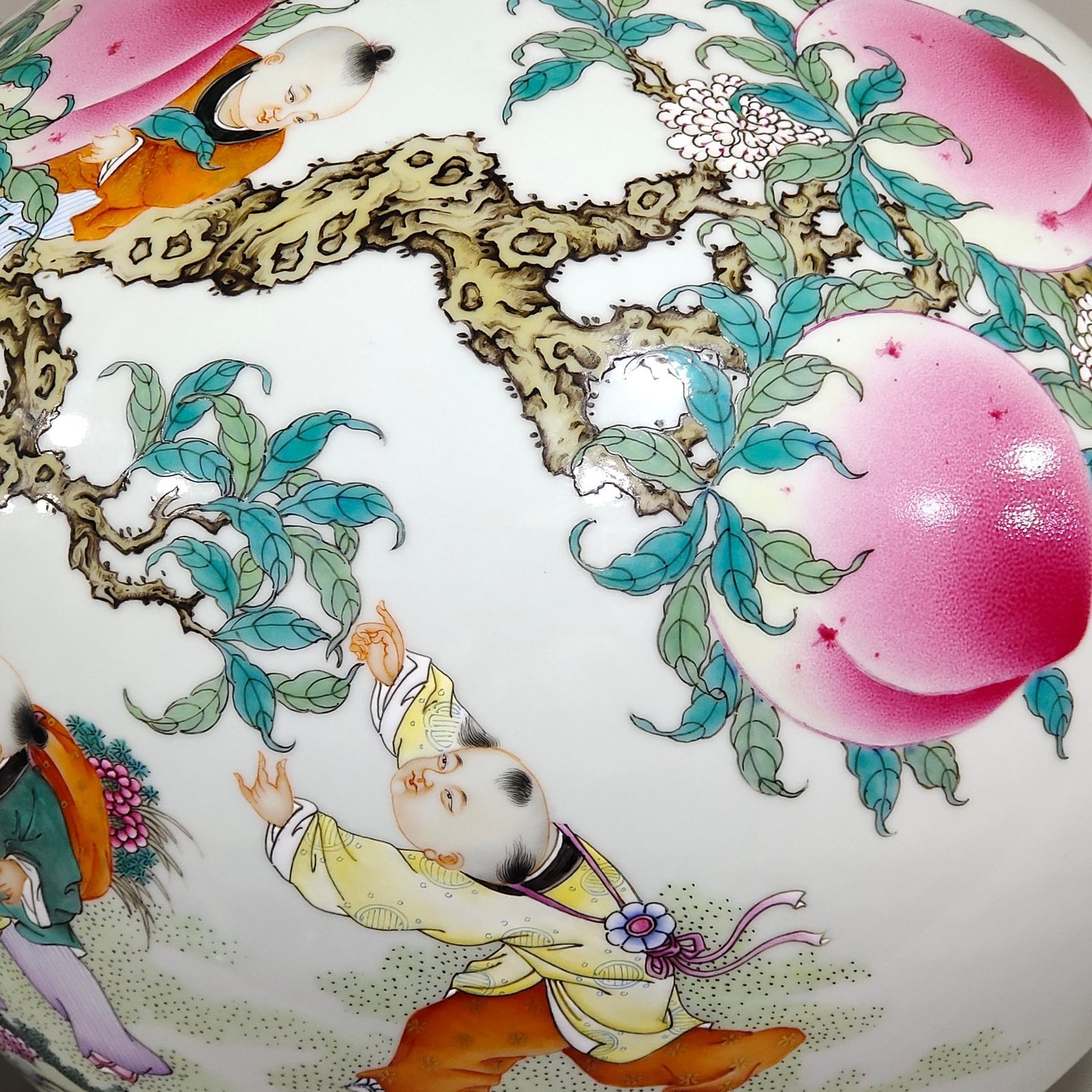 Qing Dynasty Qianlong nine sons nine peach nine peach and nine boys wrote poems on the celestial sphere vase