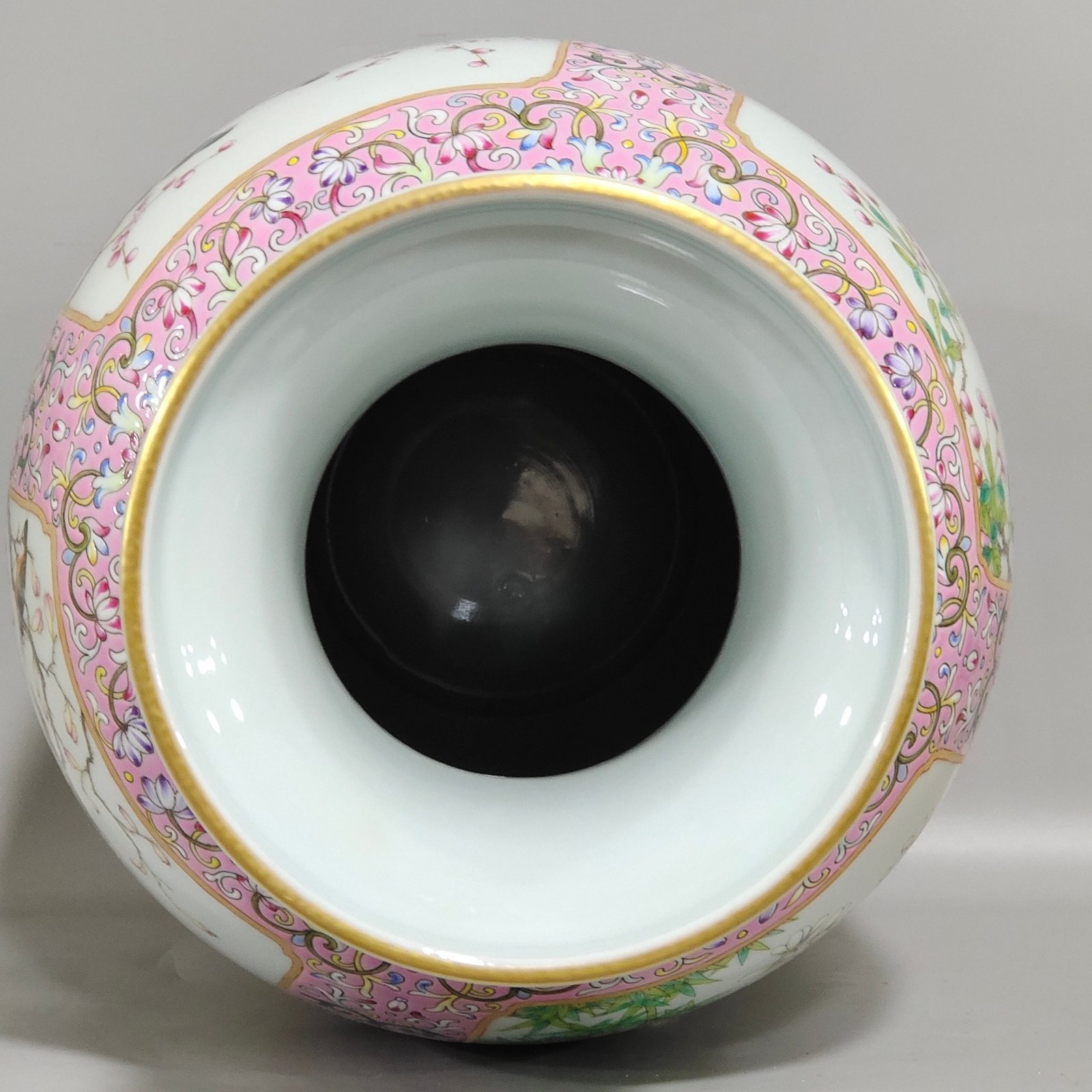 Qing Dynasty Qianlong ninth year of the milling mill window flower and bird vase