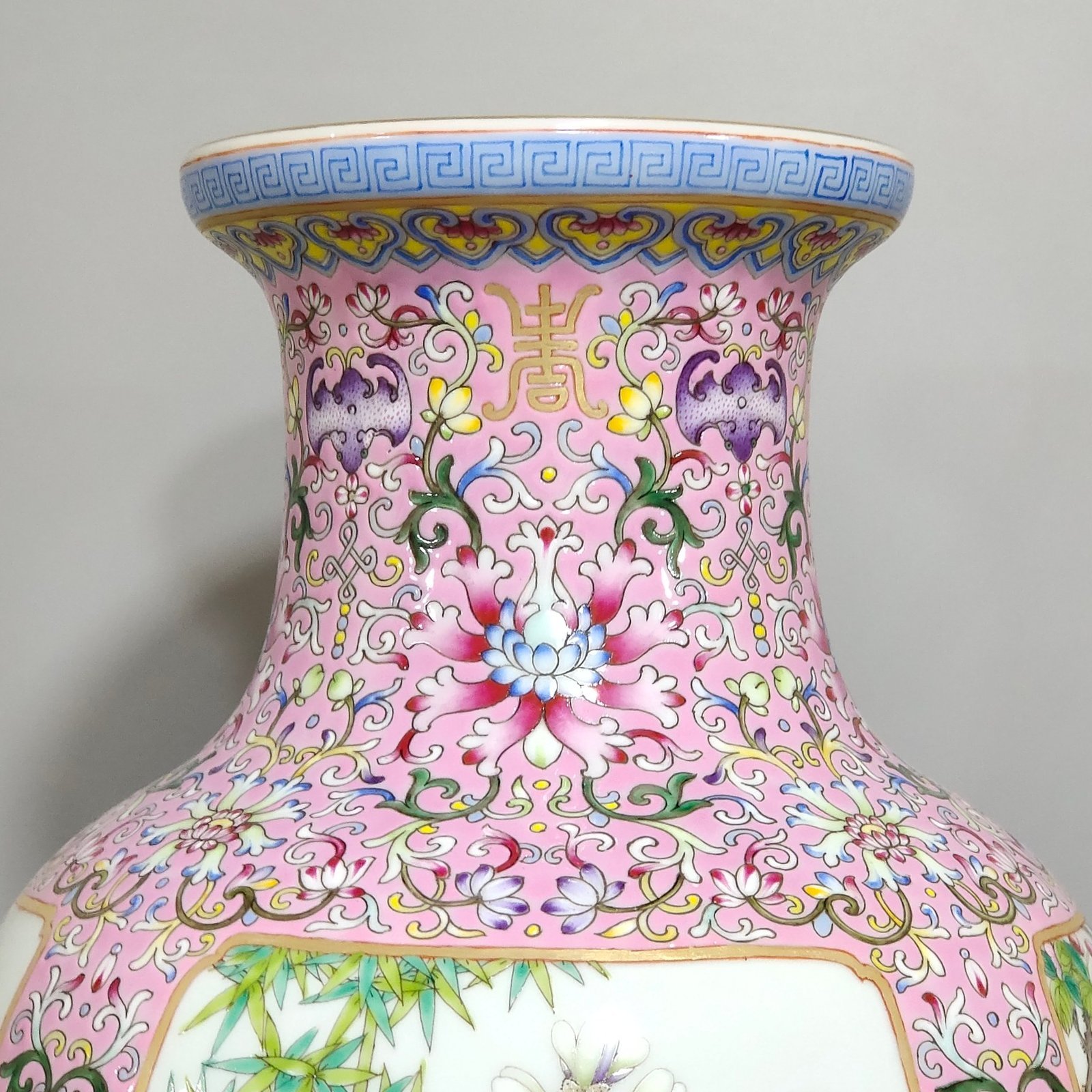 Qing Dynasty Qianlong ninth year of the milling mill window flower and bird vase
