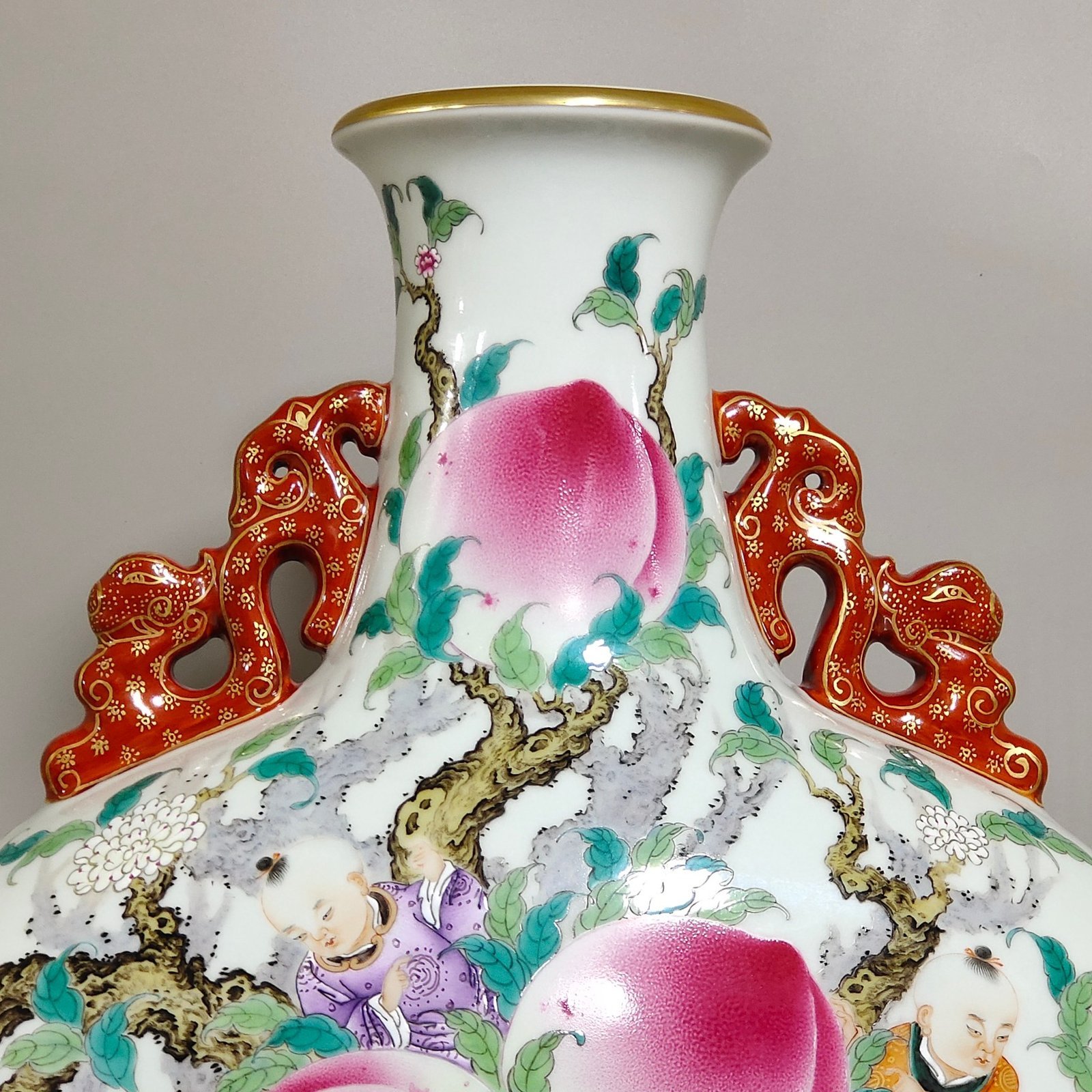 Qing Dynasty Qianlong Nine Peach Nine Boys Poems Nine Sons Climbing Peach Large flat vase