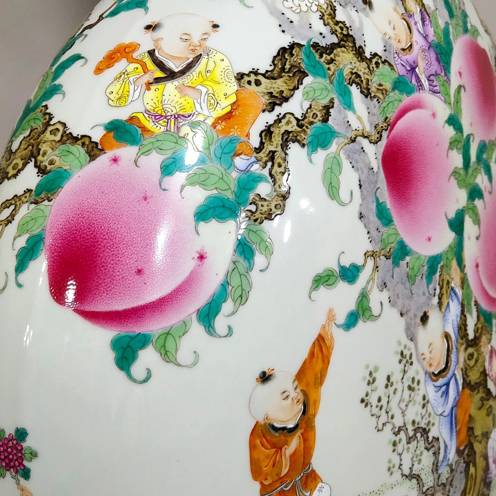 Qing Dynasty Qianlong Nine Peach Nine Boys Poems Nine Sons Climbing Peach Large flat vase