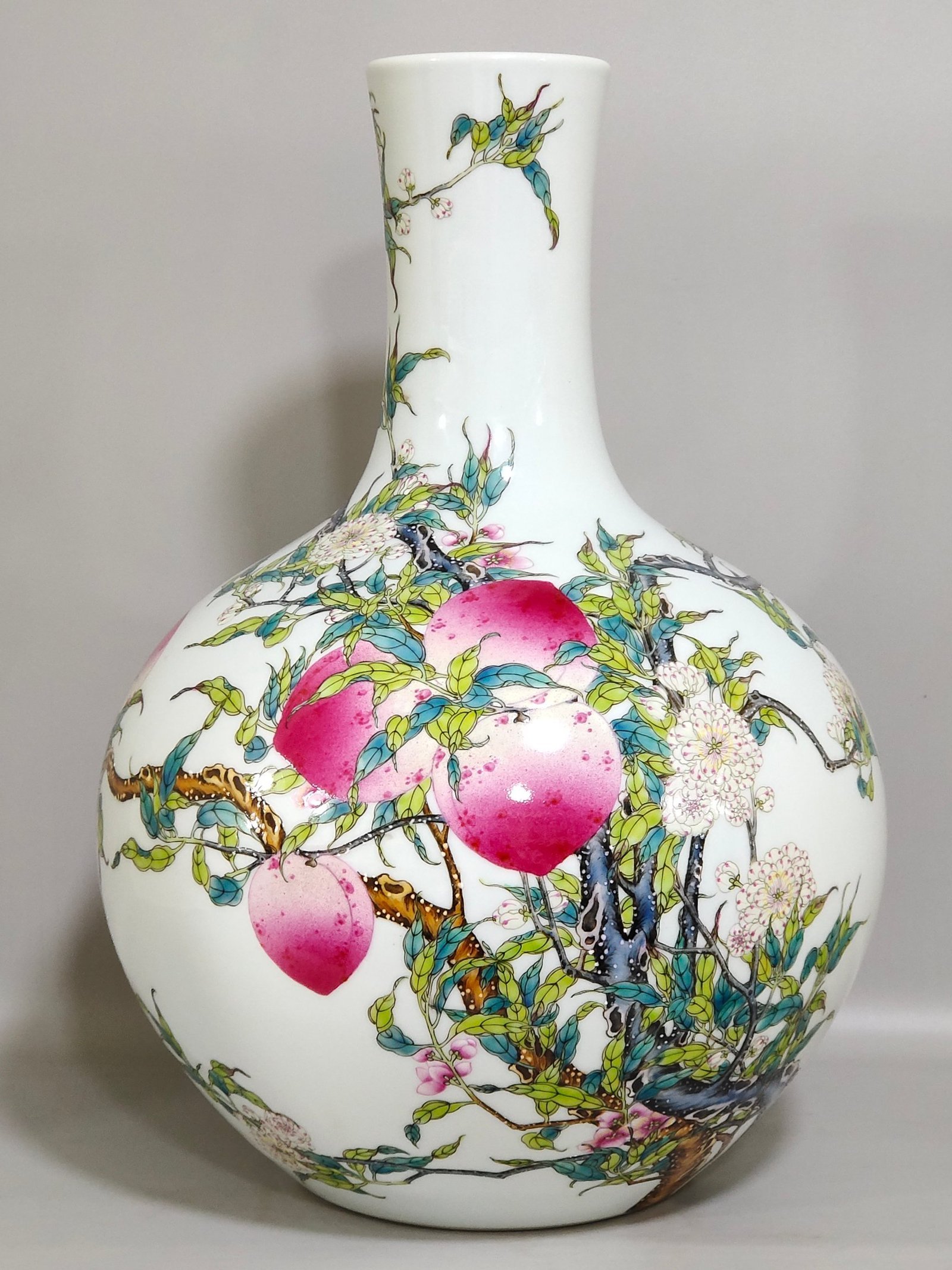 Qing Dynasty Qianlong Nine Peach Celestial Ball Vase