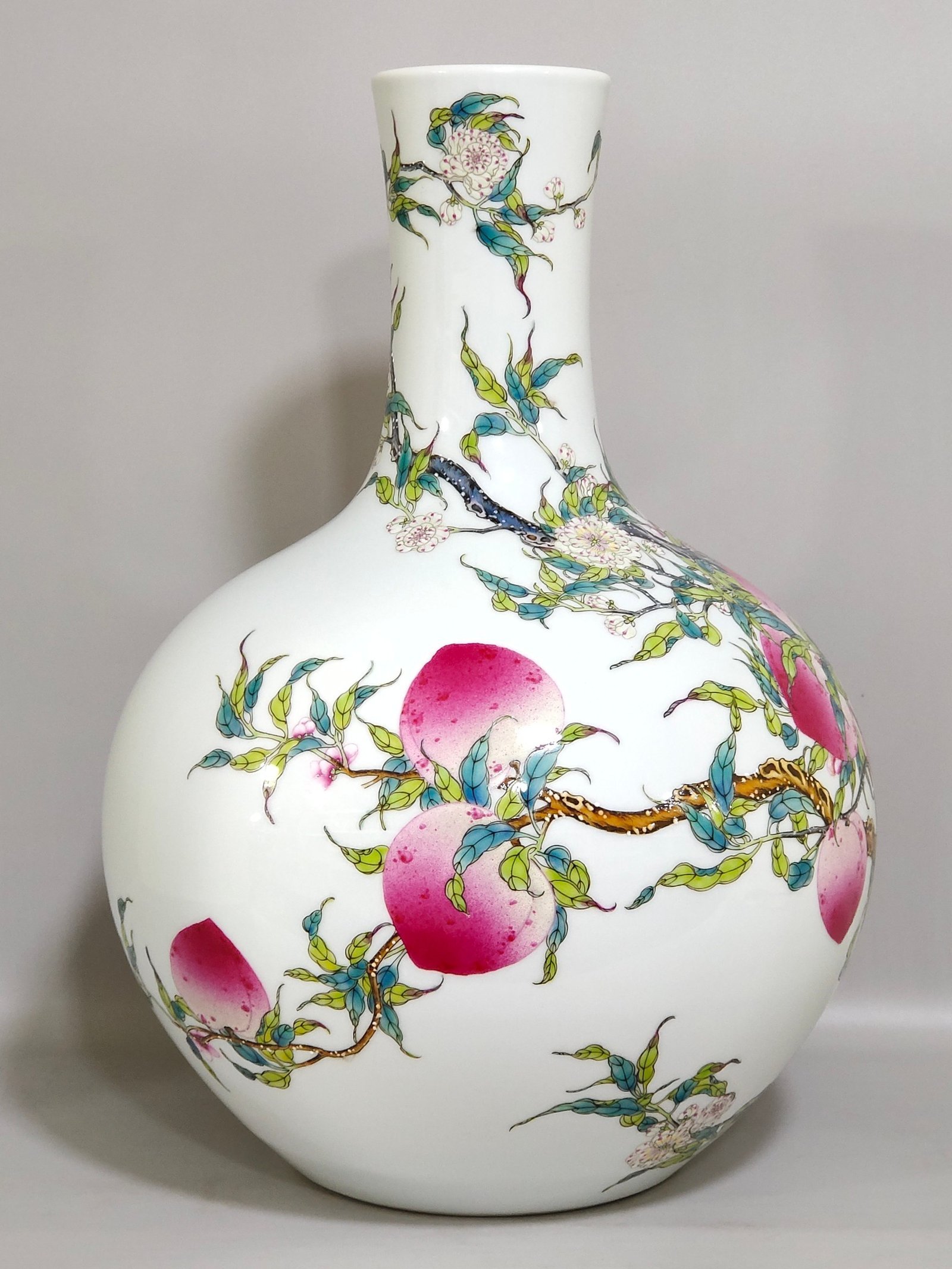 Qing Dynasty Qianlong Nine Peach Celestial Ball Vase