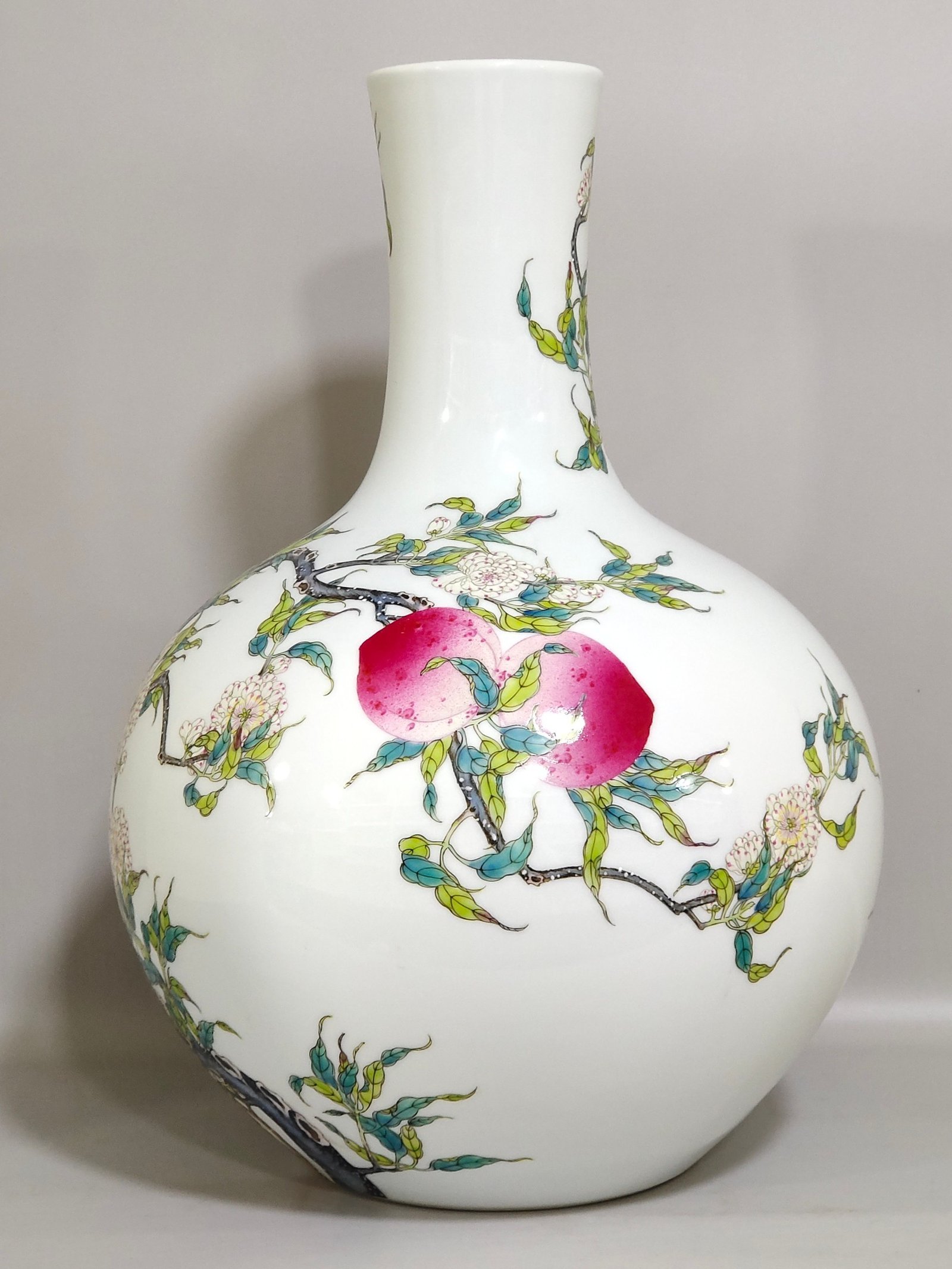 Qing Dynasty Qianlong Nine Peach Celestial Ball Vase