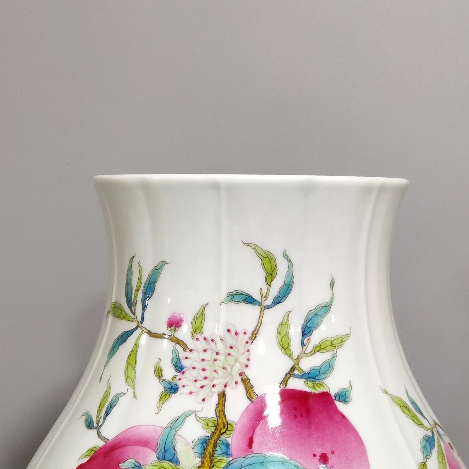 Qing Dynasty Qianlong Nine Peach Melon Lingzun