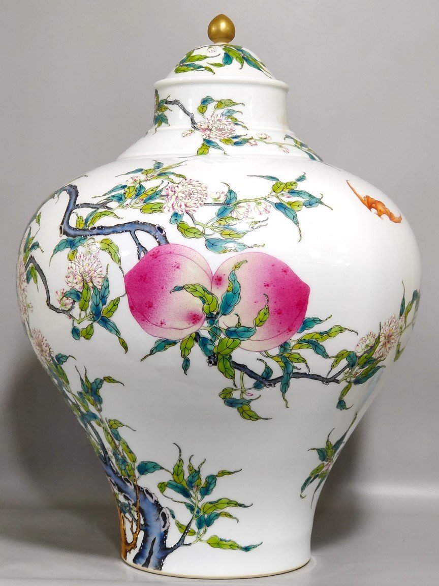 Qing Dynasty Qianlong nine-peach jar