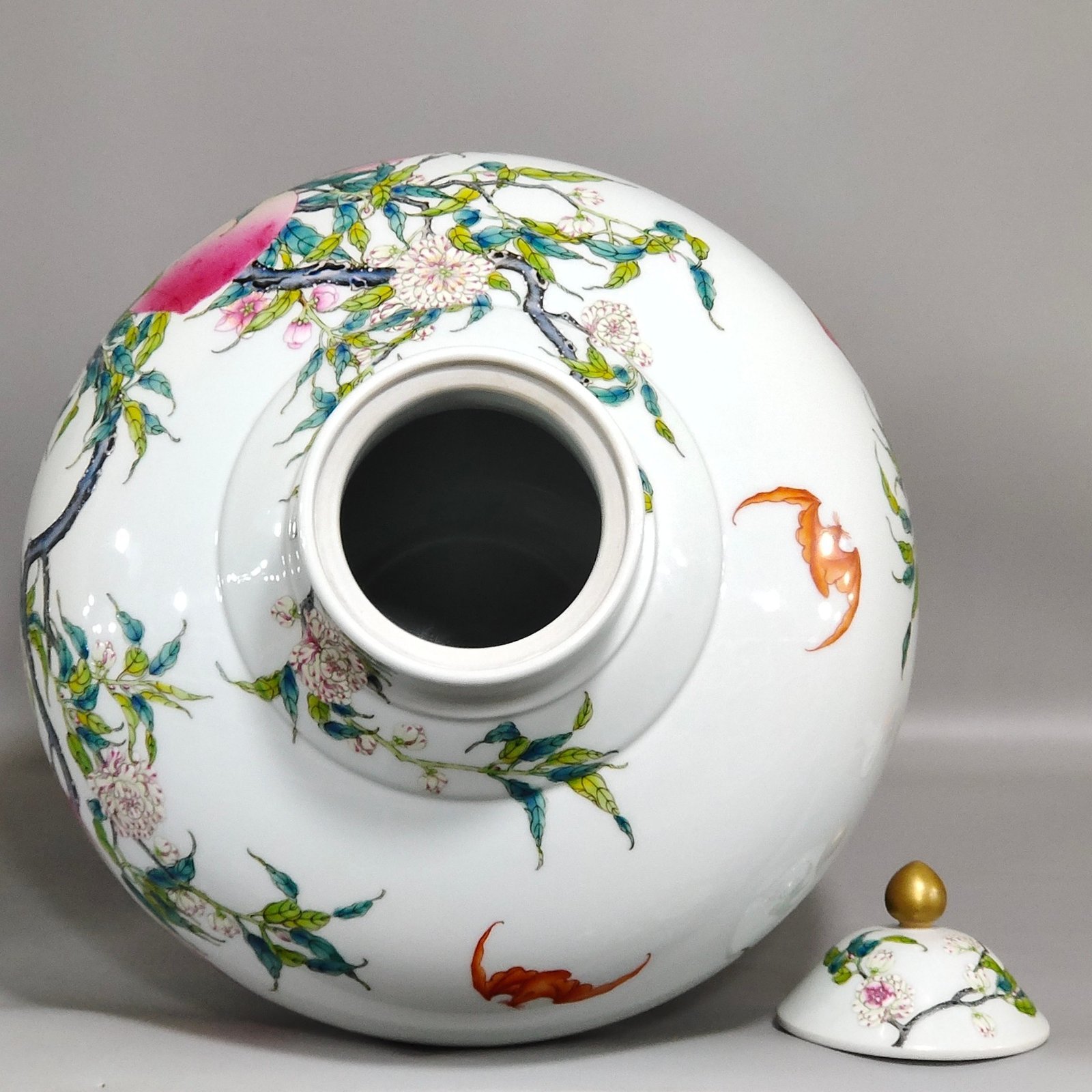 Qing Dynasty Qianlong nine-peach jar