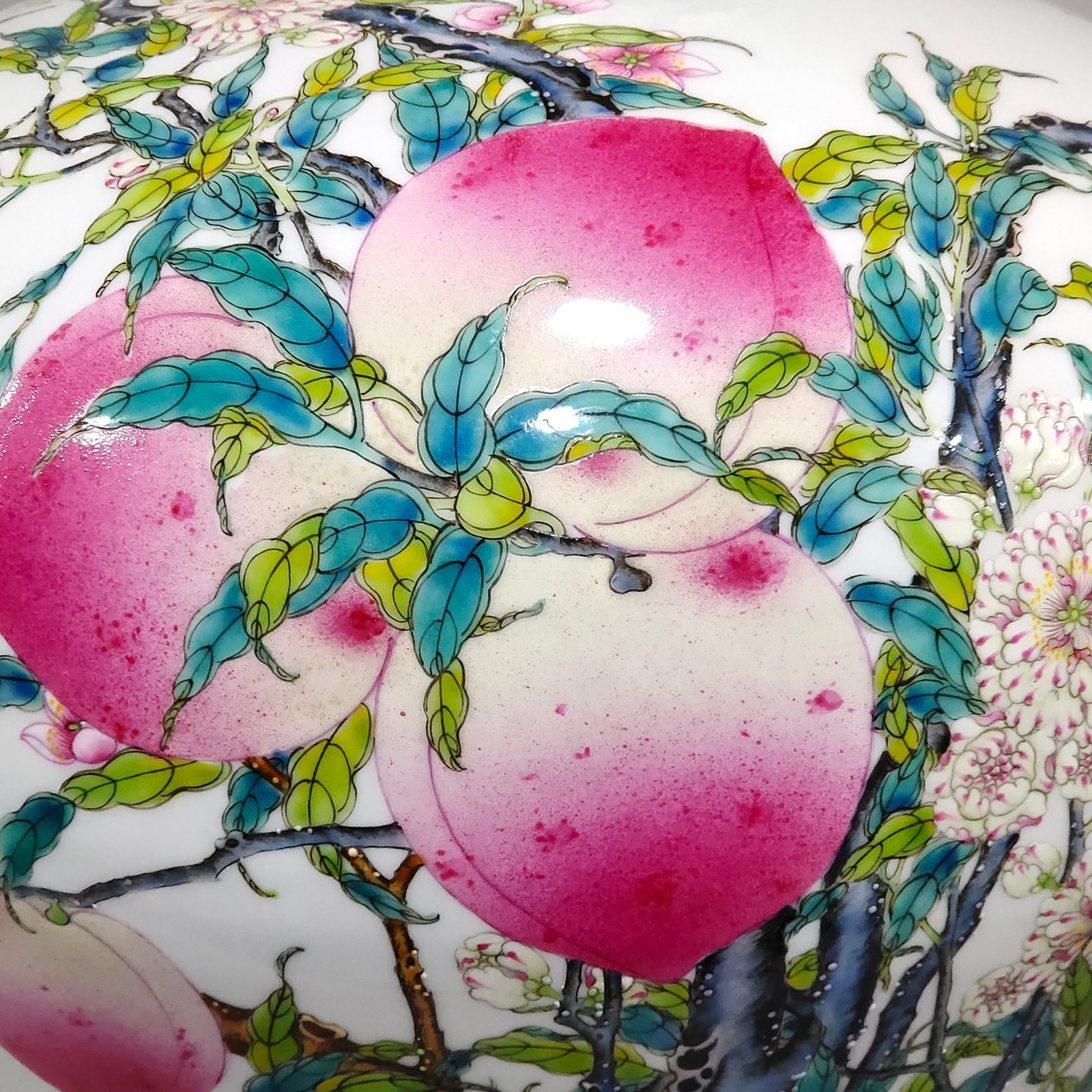 Qing Dynasty Qianlong nine-peach jar