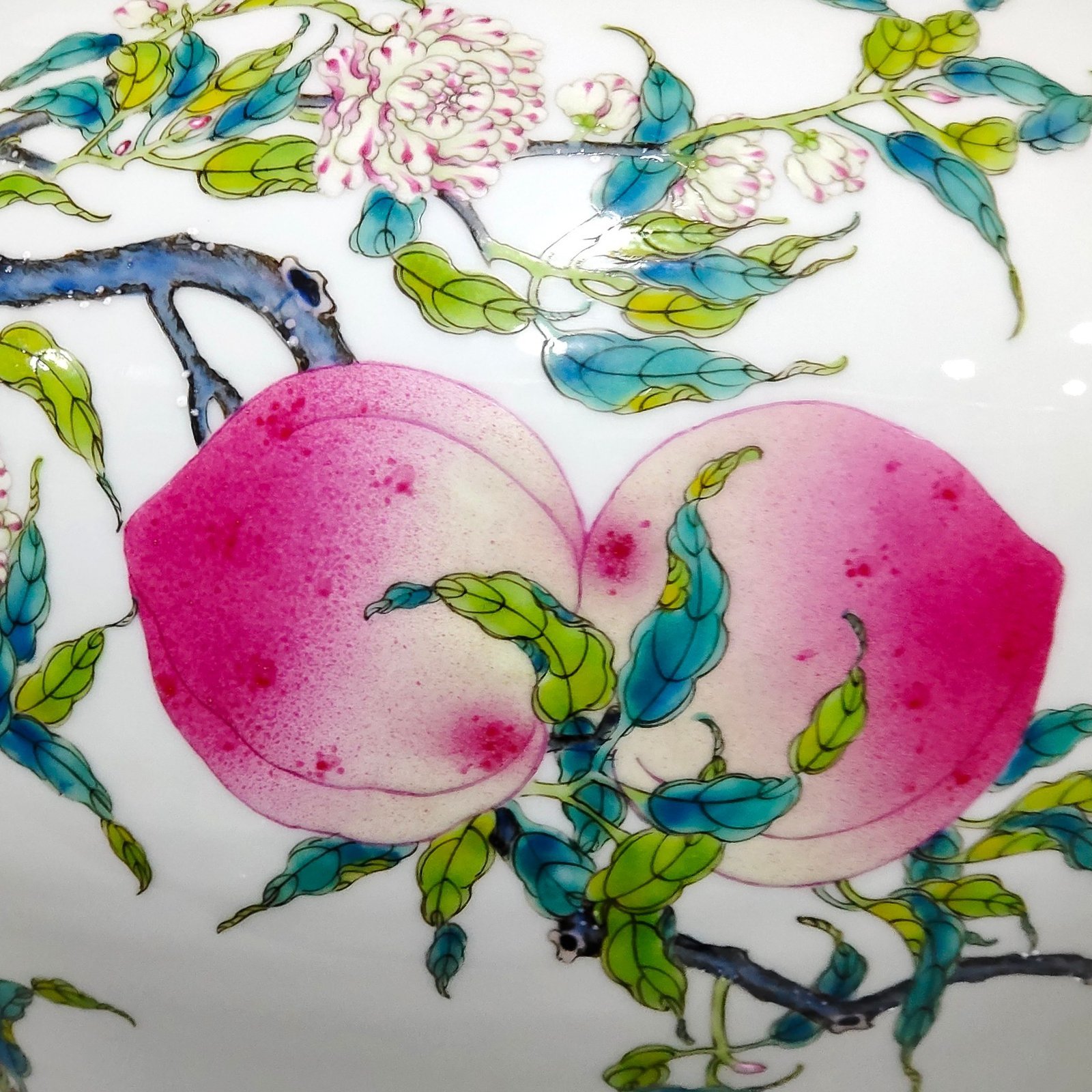 Qing Dynasty Qianlong nine-peach jar