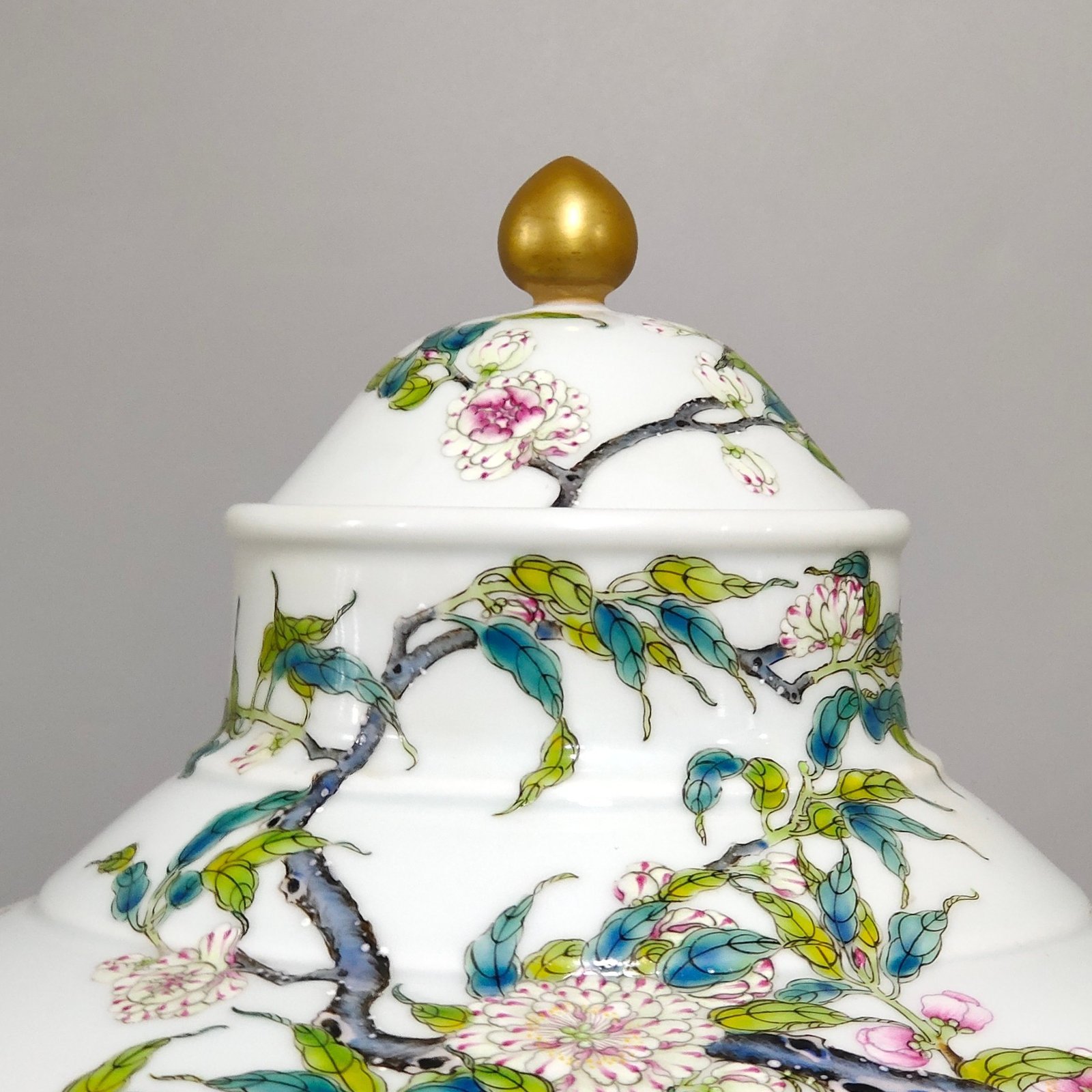 Qing Dynasty Qianlong nine-peach jar