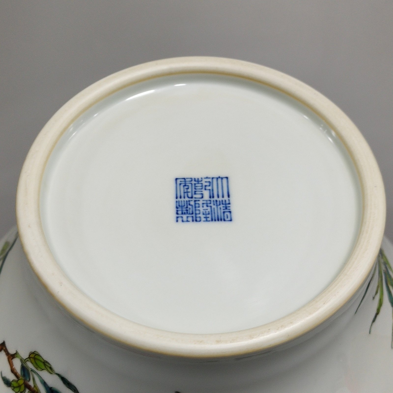 Qing Dynasty Qianlong nine-peach jar