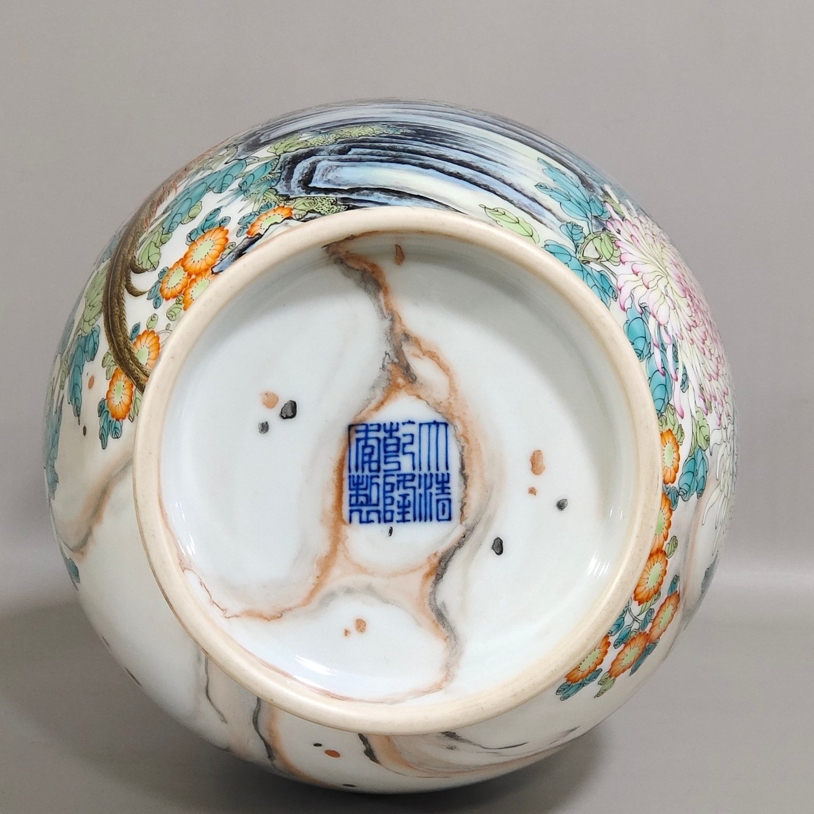 Qing Dynasty Qianlong cloud pattern amphorae