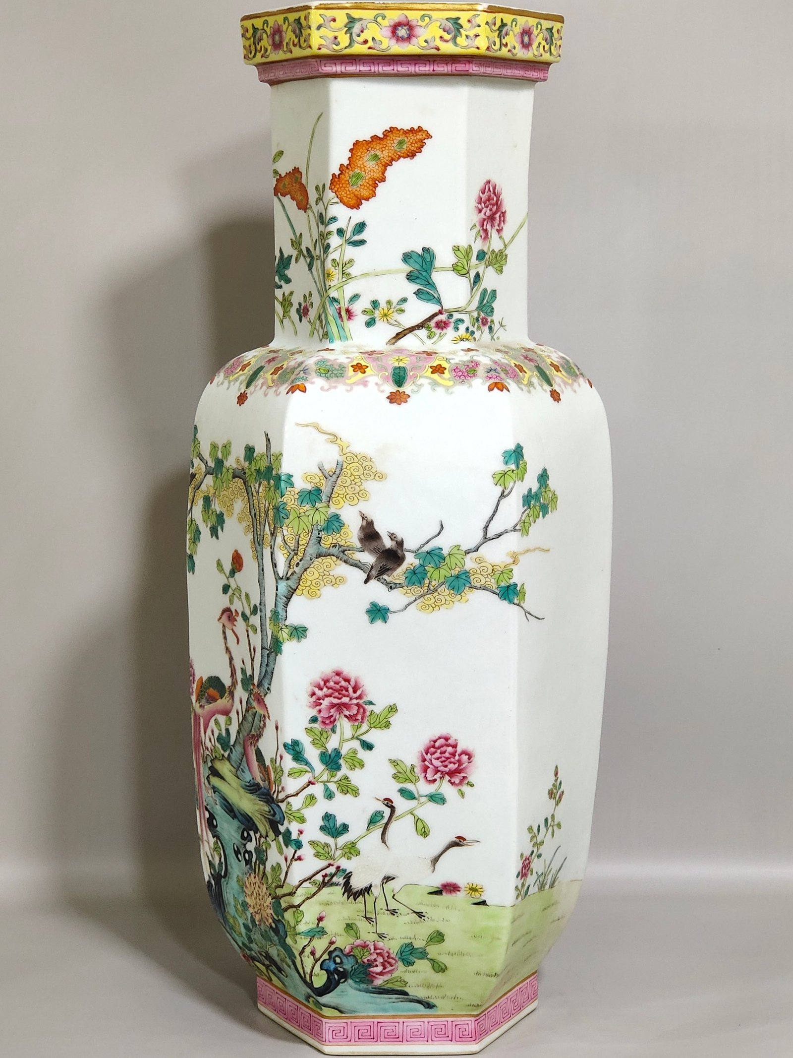 Qing Dynasty Qianlong Five Lun Tu six-square hammer vase