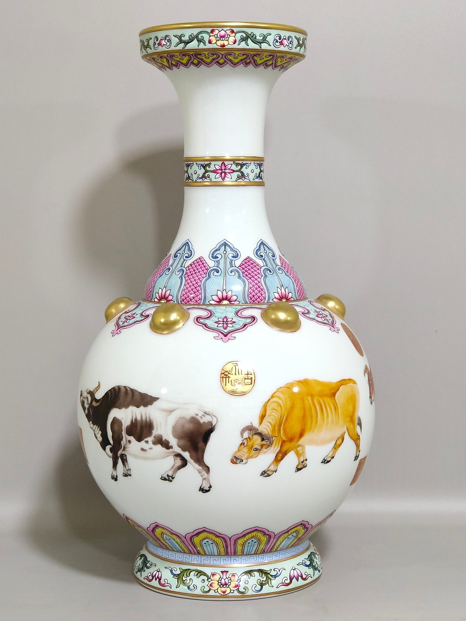 Qing Dynasty Qianlong Five Oxen Picture Poem Long-necked Bottle